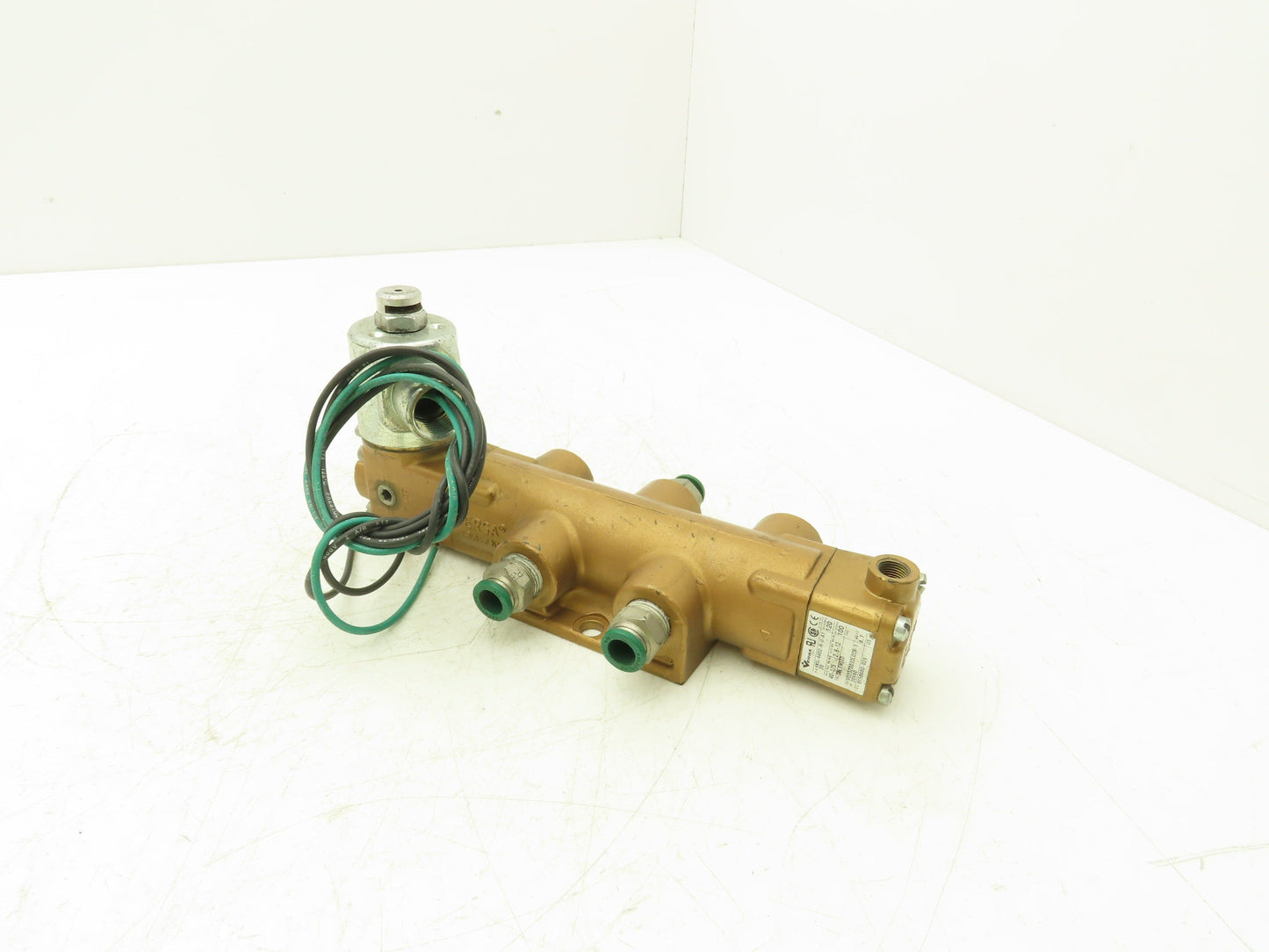 Versa VKG-4402-M-U-A1 Solenoid Valve Pneumatic 4-Way 40-175 PSI 120V
