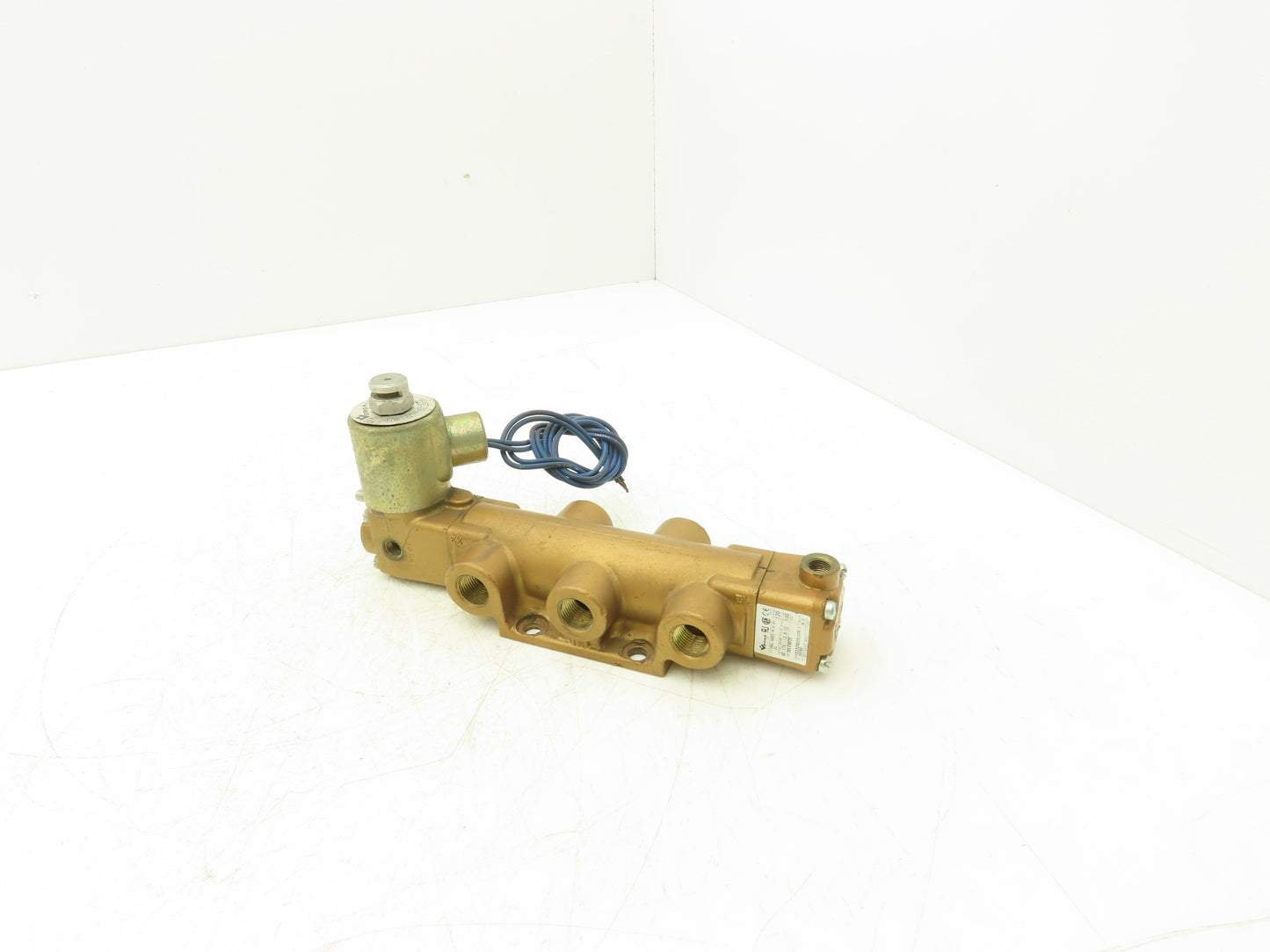 Versa VKG-4402-M-U-A1 Solenoid Valve Pneumatic 4-Way 40-175 PSI 120V