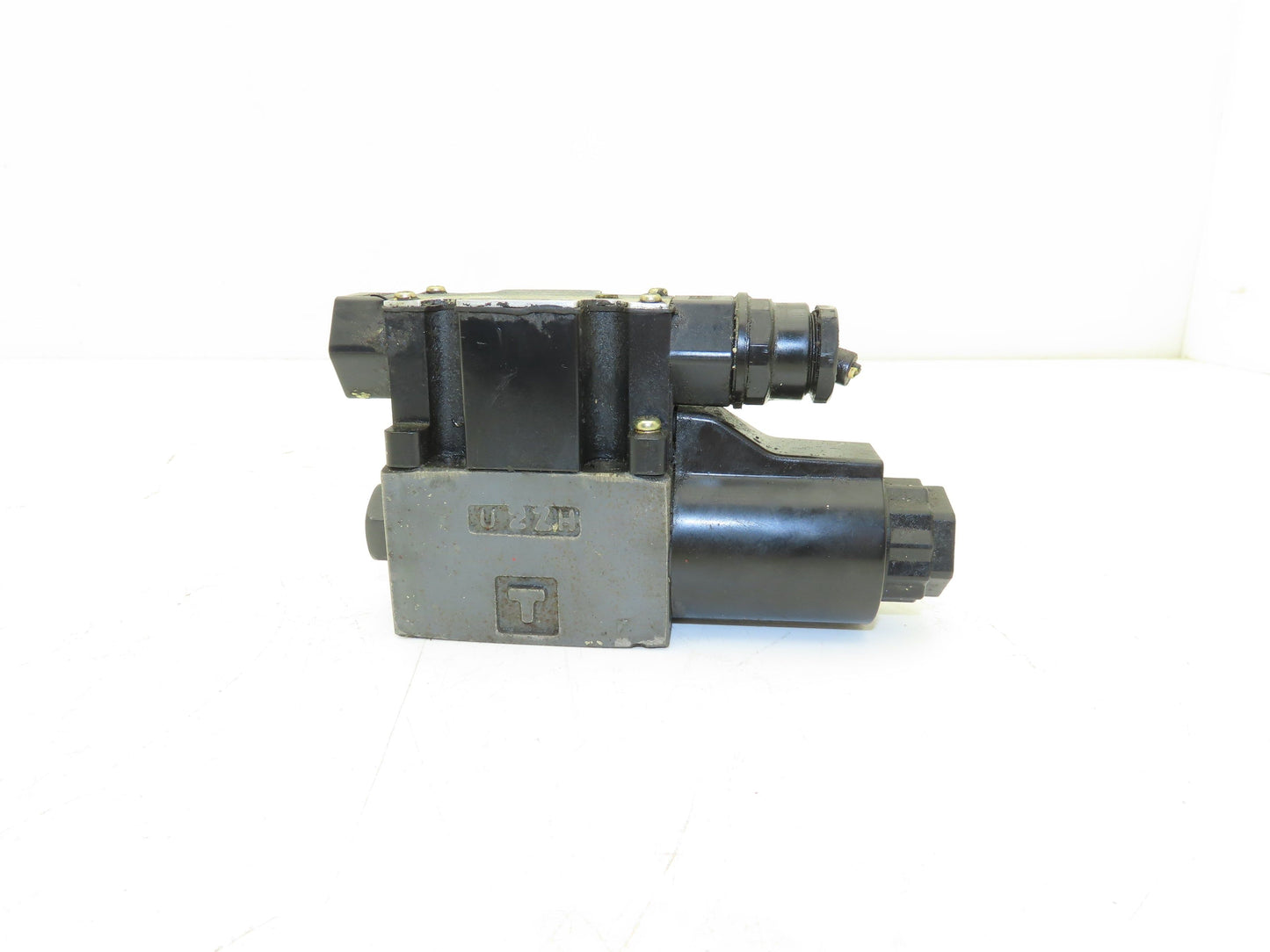 Tokimec DG4V-3-2A-M-P7-H-7-52 Hydraulic Directional Control Solenoid Valve 24VDC