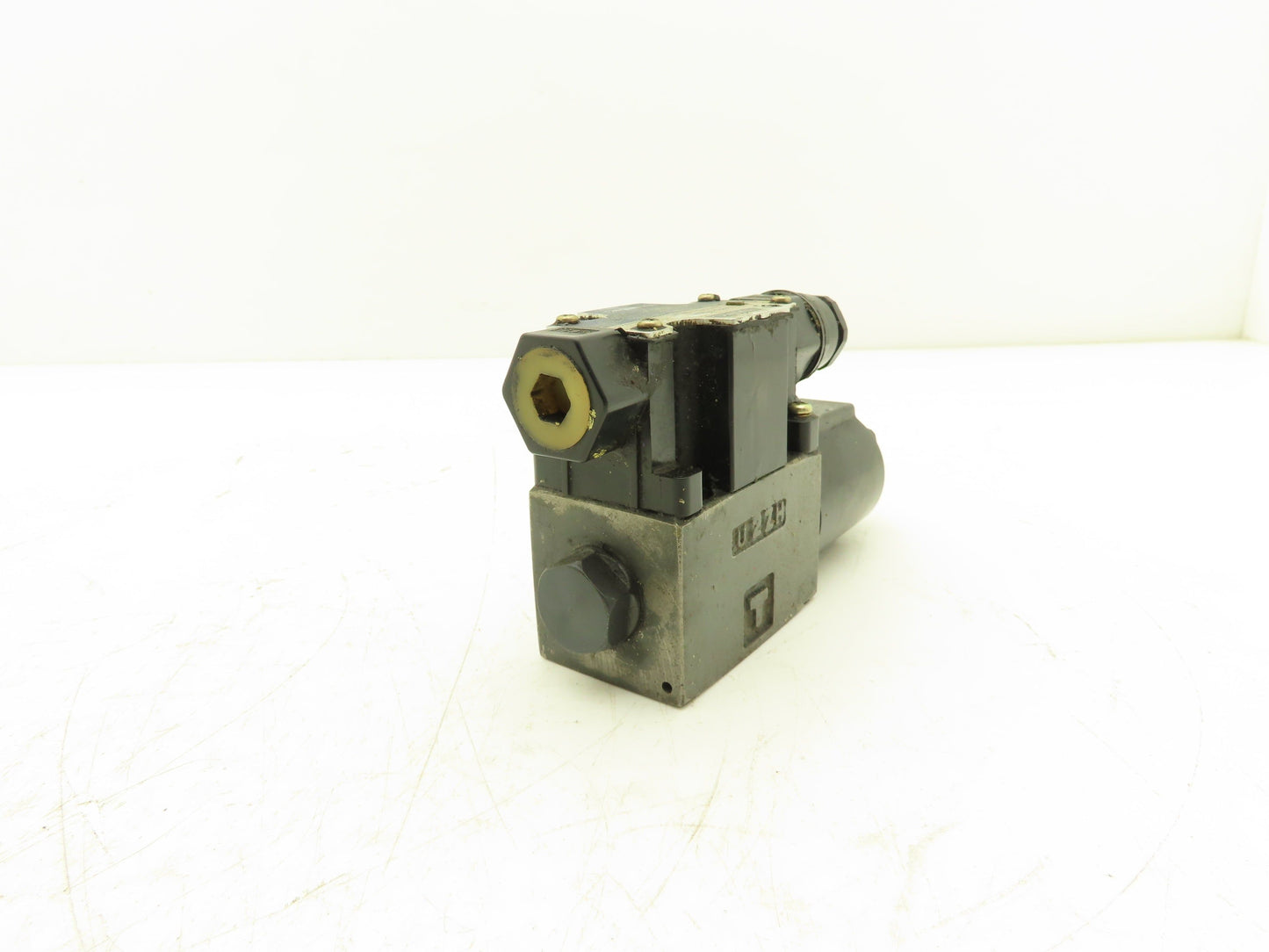 Tokimec DG4V-3-2A-M-P7-H-7-52 Hydraulic Directional Control Solenoid Valve 24VDC