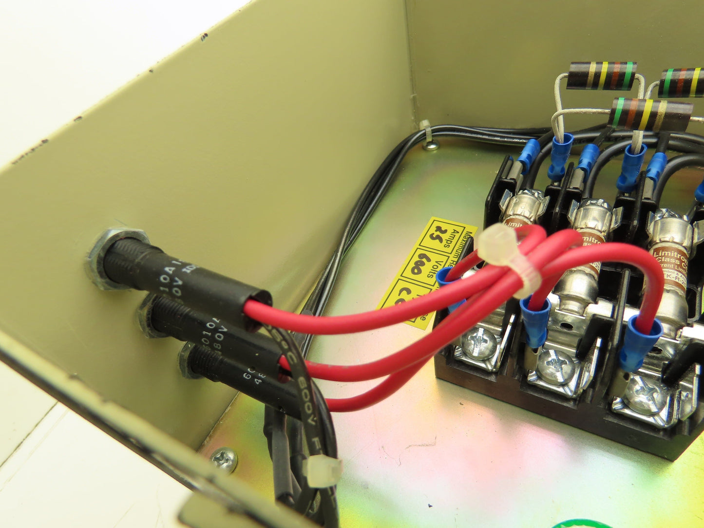 ABB C484D8-3FI Enclosed Indoor Capacitor 8 Kvar 480V 3PH NEMA 12 Dry Type