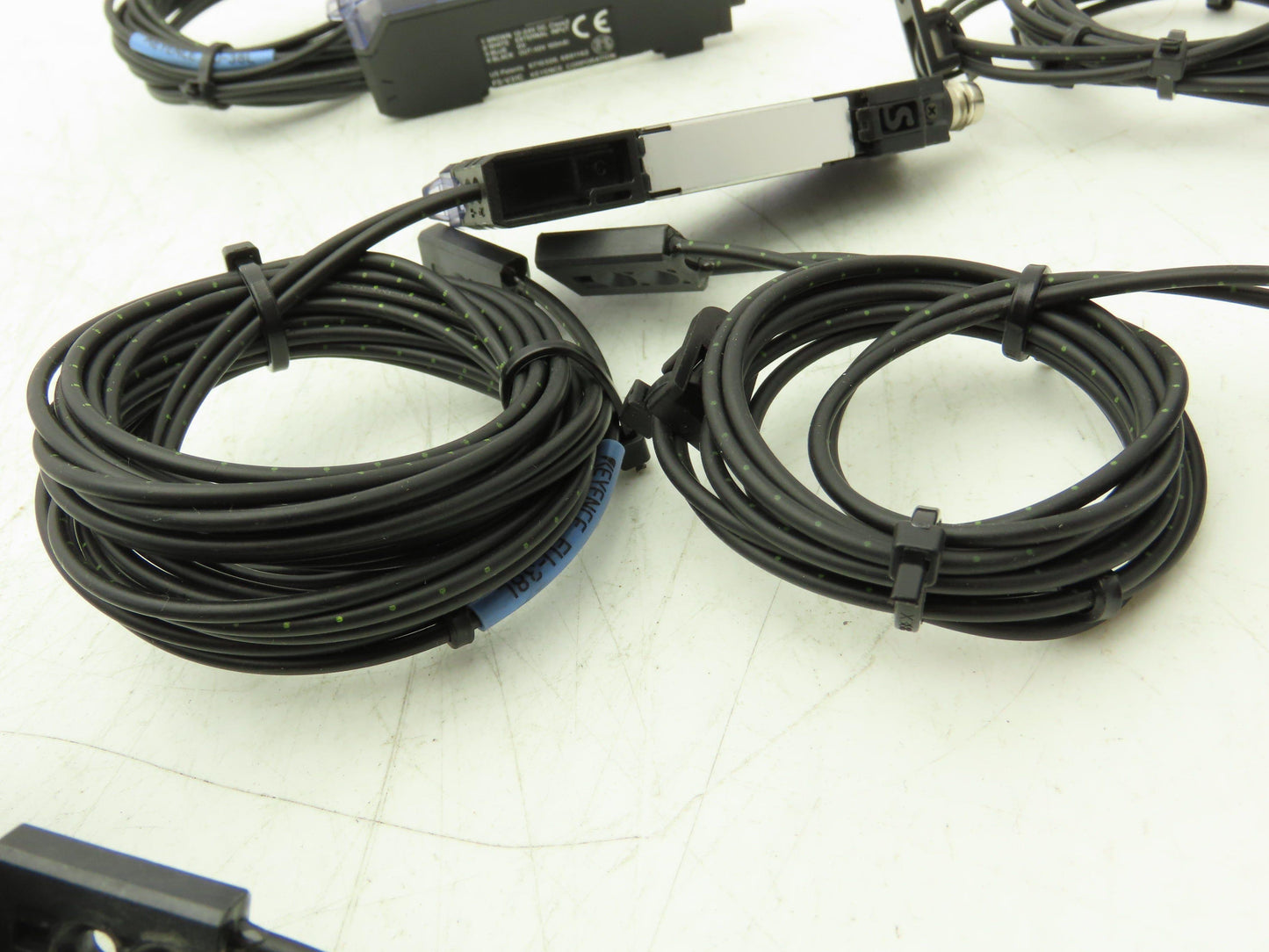 Keyence FS-V31C Fiber Optic Sensor 24V Various Cable Lengths Included Lot of 7