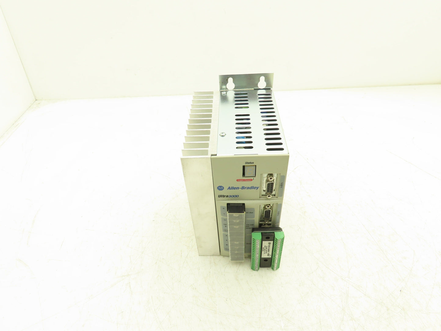 Allen Bradley 2098-DSD-020 Ultra 3000 Servo Drive 120/240V 1PH V1.41 Ser B