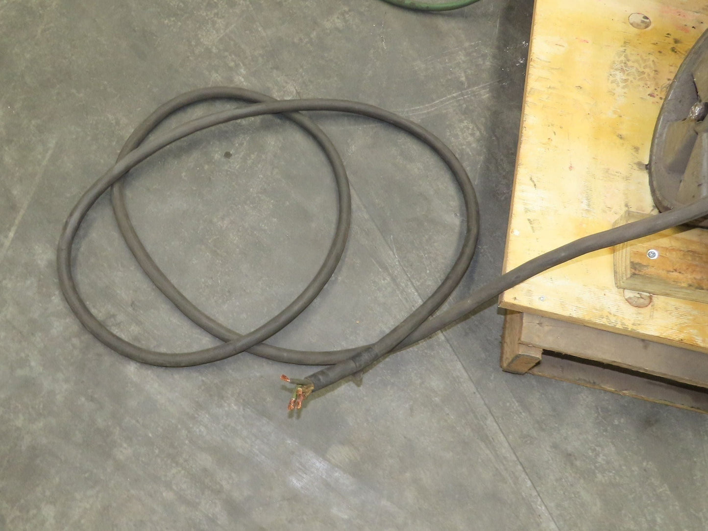 Miller CP-302 Mig Welder 300 amp 195112 24V Feeder 200/230/460v 3PH With Cart