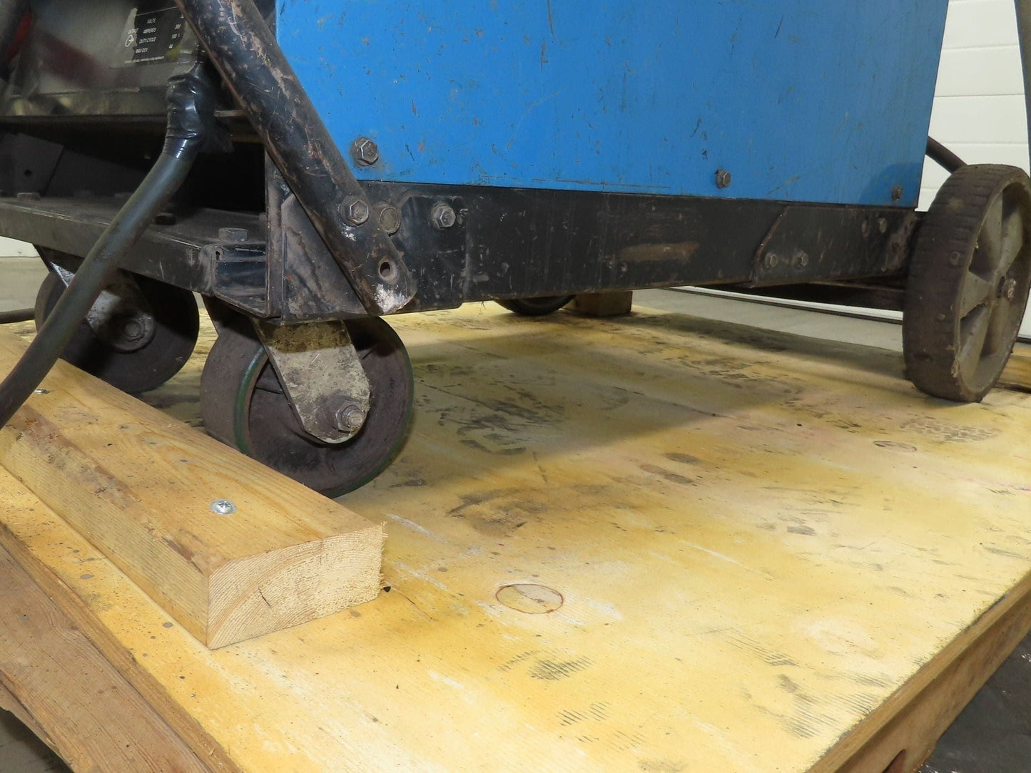 Miller CP-302 Mig Welder 300 amp 195112 24V Feeder 200/230/460v 3PH With Cart