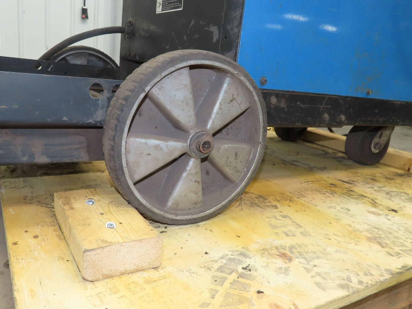 Miller CP-302 Mig Welder 300 amp 195112 24V Feeder 200/230/460v 3PH With Cart