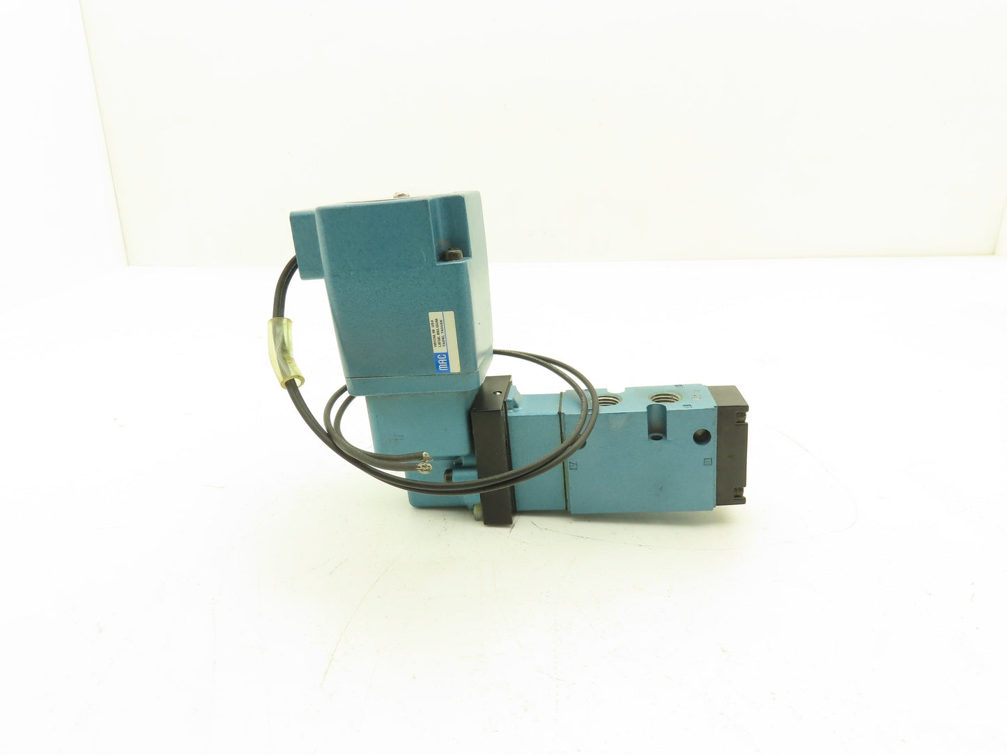 MAC 811C-2E-110EA-152 Pneumatic Air Solenoid Valve 120V 150 PSI 1/4" NPT 5 Way