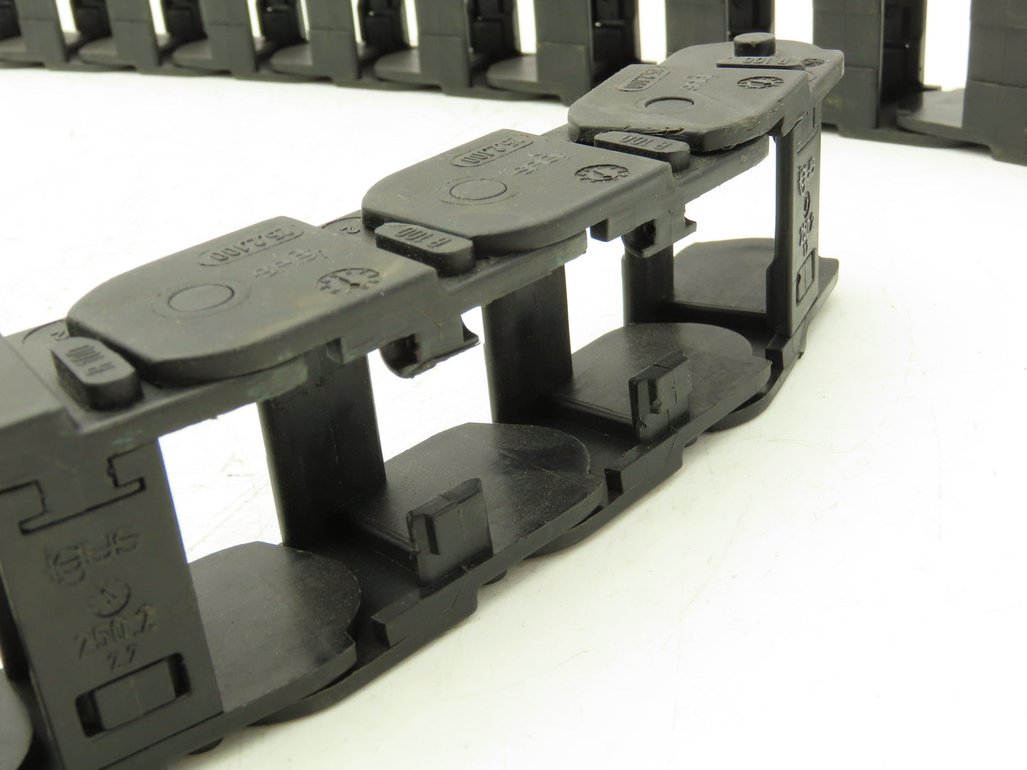 Igus R100 Energy Chain Cable Carrier 40mm x 24mm 12' Working Length
