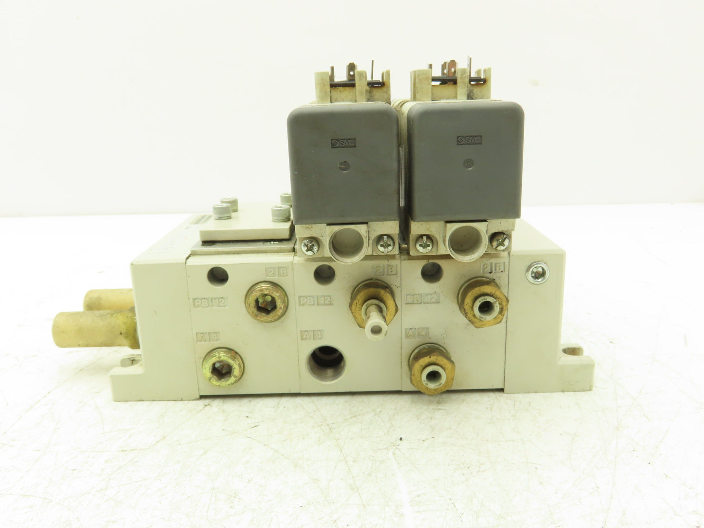 SMC VQ7-6-FG-D Pneumatic Solenoid Valve 3-Station Manifold 4/5 Port