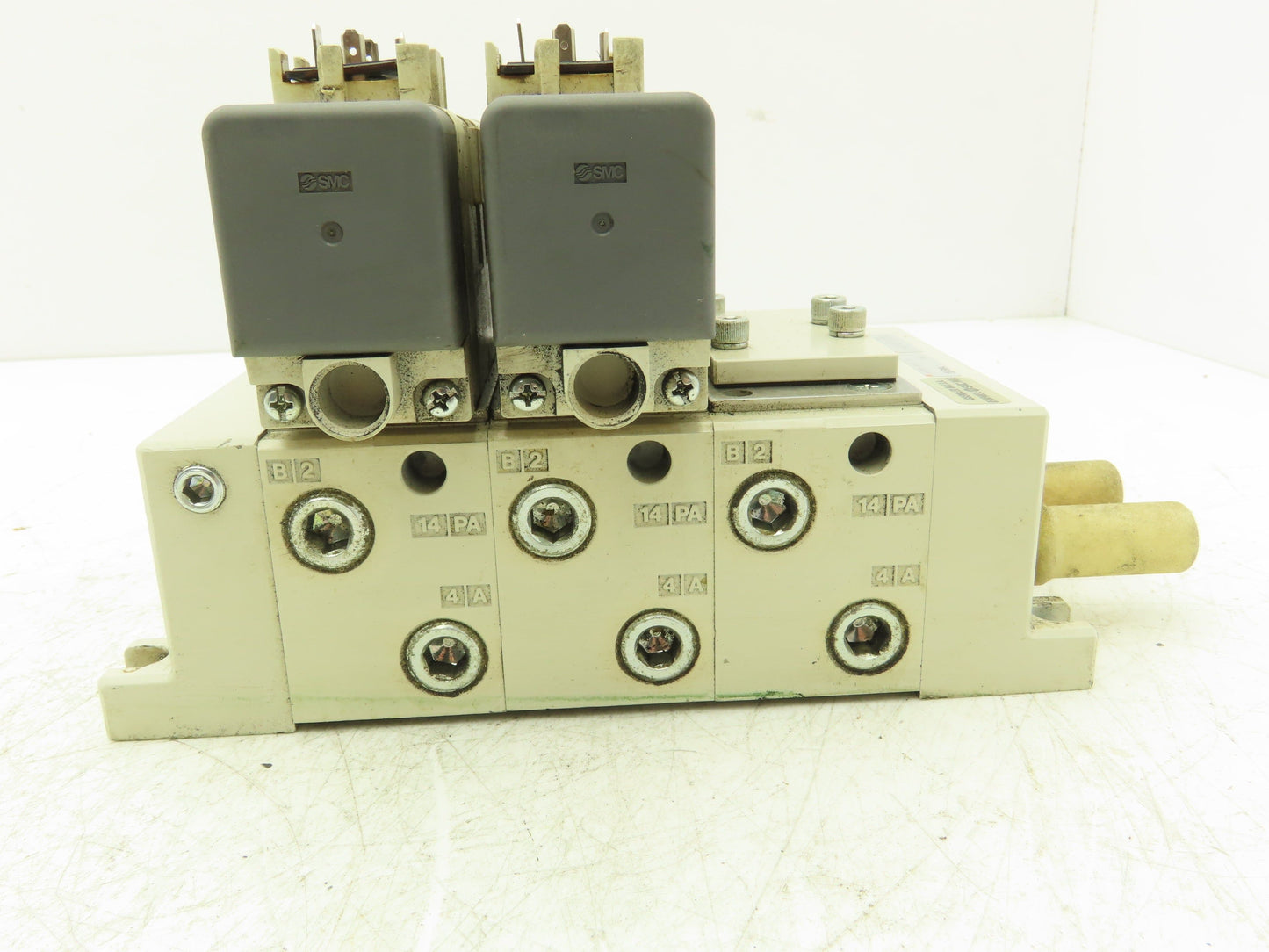 SMC VQ7-6-FG-D Pneumatic Solenoid Valve 3-Station Manifold 4/5 Port