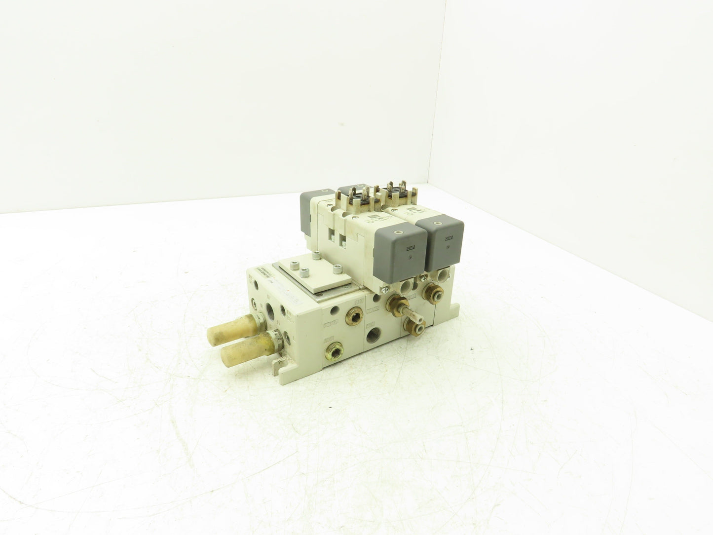 SMC VQ7-6-FG-D Pneumatic Solenoid Valve 3-Station Manifold 4/5 Port