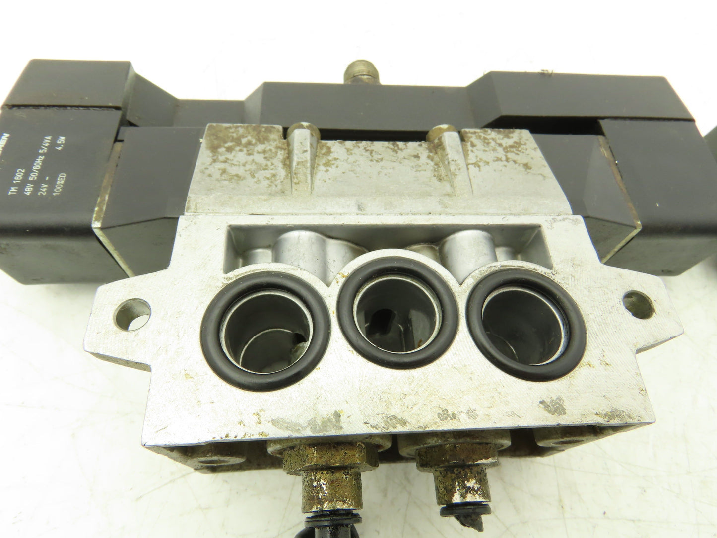 Norgren SXE0573-850-M1 Solenoid Pneumatic Air Valve 24V Coil Base Lot of 2