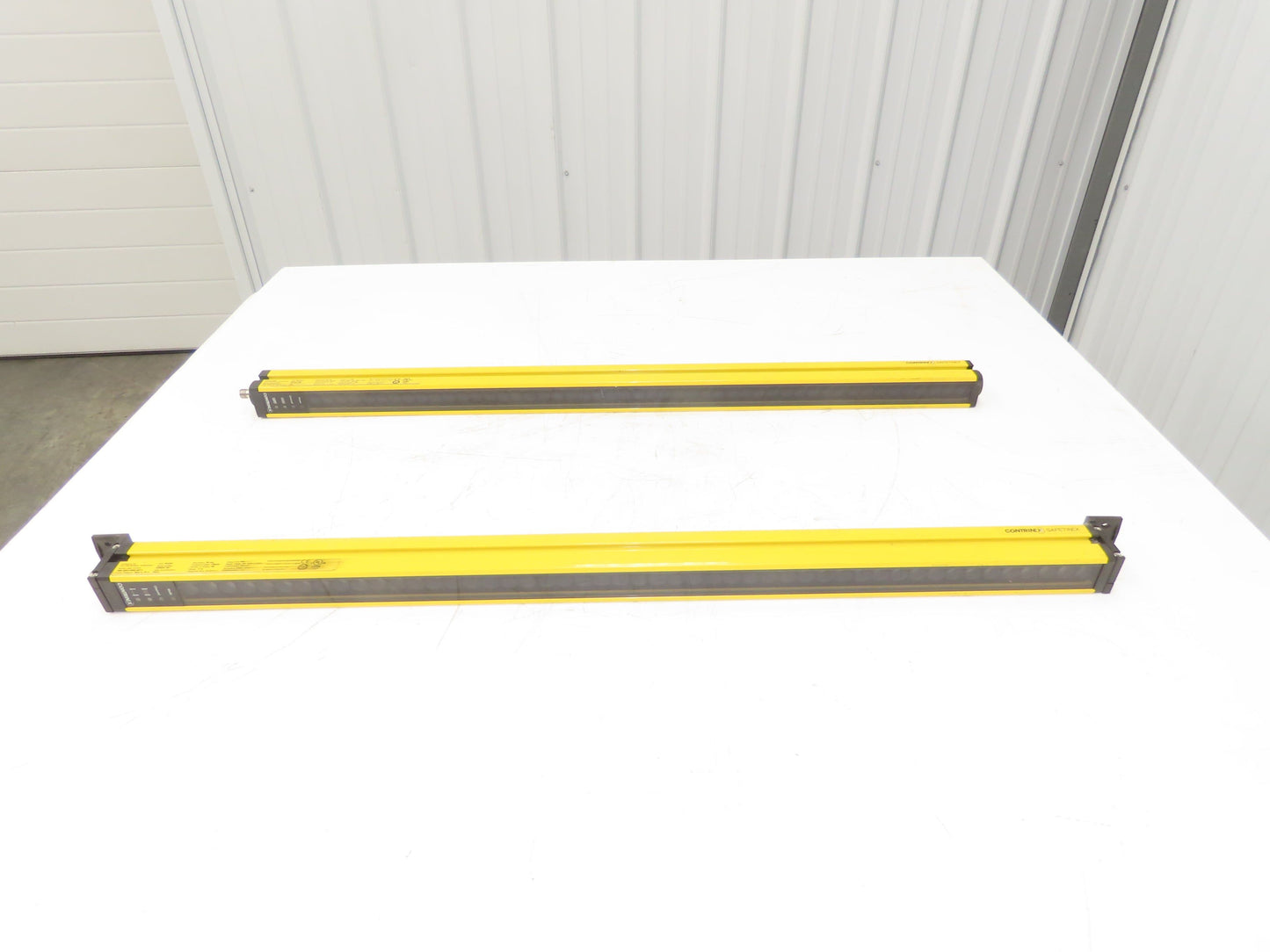 Contrinex Light Curtain Sender Receiver Set 30mm Res. 12M Range 49 Beam