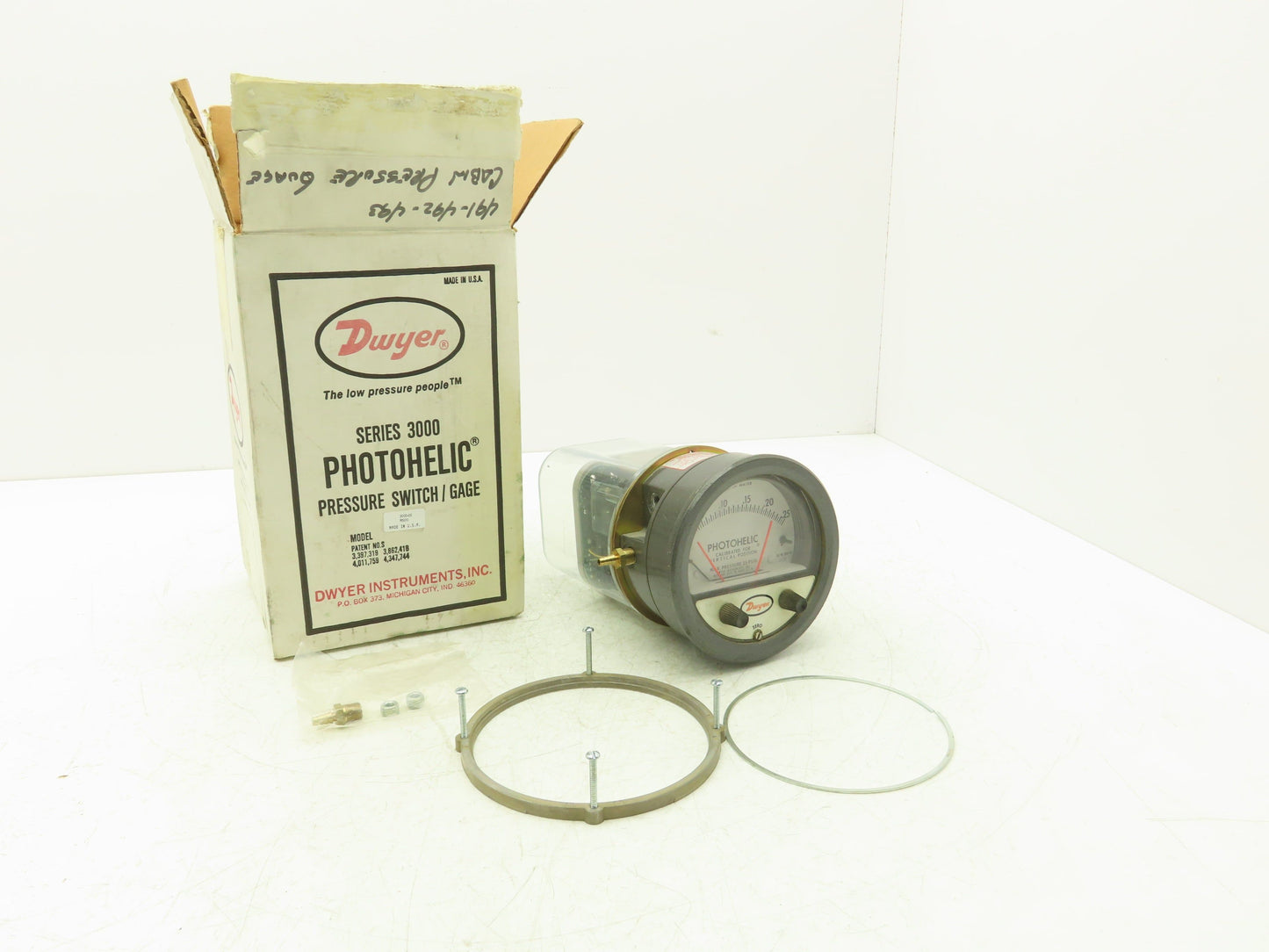 Dwyer 3000-00C Photohelic Pressure Switch Gauge 25PSI 120F .25" Of Water