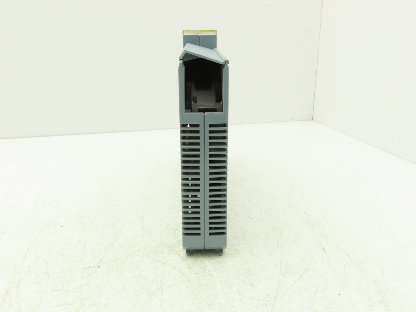 B&R Automation 2D0428.6 Digital Output Module DO 428 Tra 24VDC 2A Rev CO Cracked