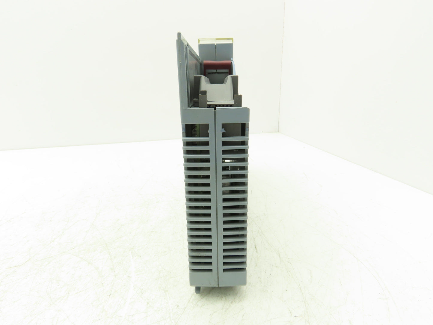 B&R Automation 2D0428.6 Digital Output Module DO 428 Tra 24VDC 2A Rev CO Cracked