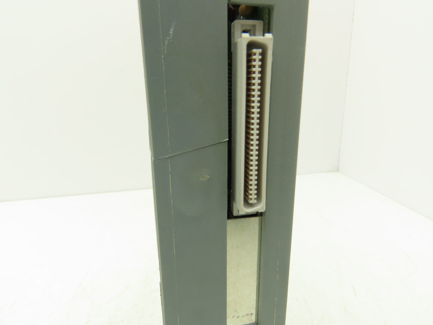 B&R Automation 2D0428.6 Digital Output Module DO 428 Tra 24VDC 2A Rev CO Cracked