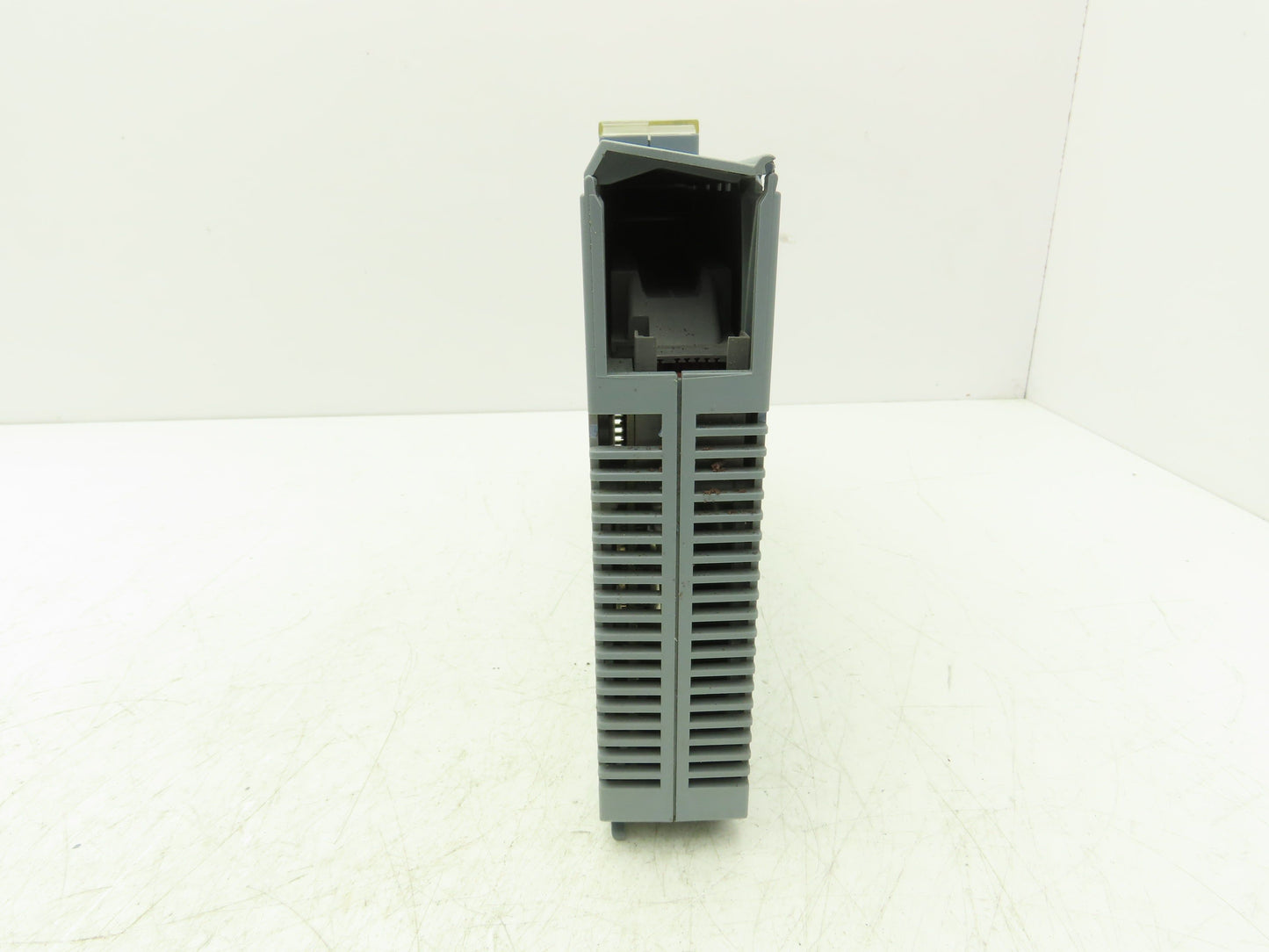 B&R Automation 2D0428.6 Digital Output Module DO 428 Tra 24VDC 2A Rev CO Cracked
