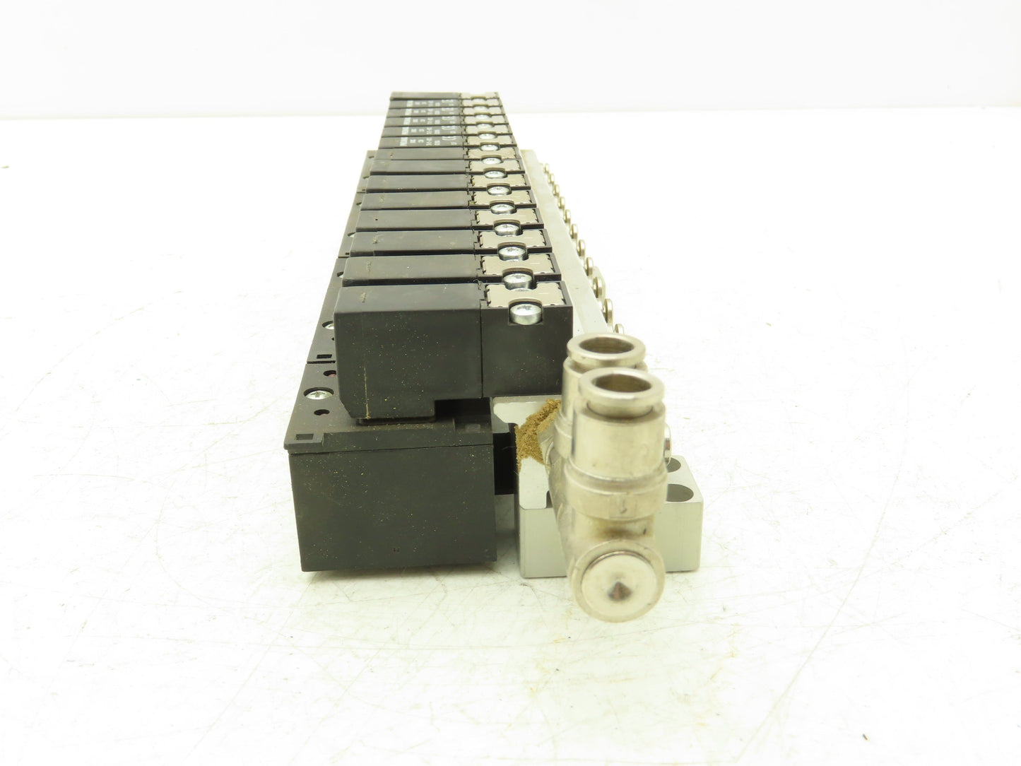 Pneumax OMRB213 Pneumatic Air Manifold Assembly 14 Valves 24vdc 145psi