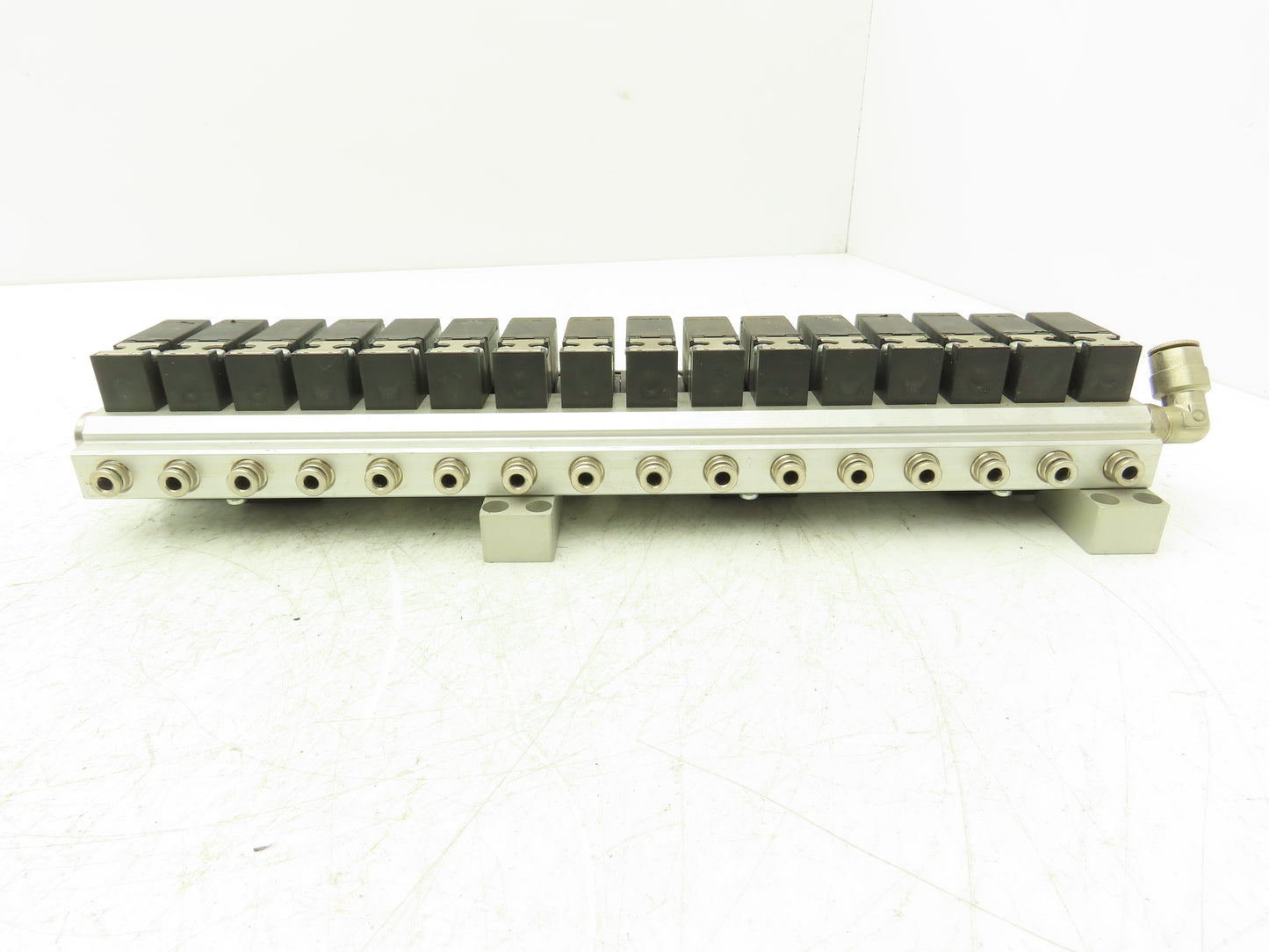 Pneumax OMRB213 Pneumatic Air Manifold Assembly 16 Valves 24vdc 145psi