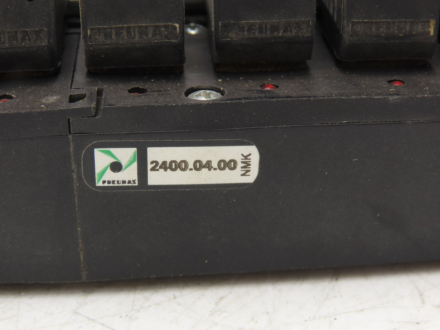 Pneumax OMRB213 Pneumatic Air Manifold Assembly 16 Valves 24vdc 145psi