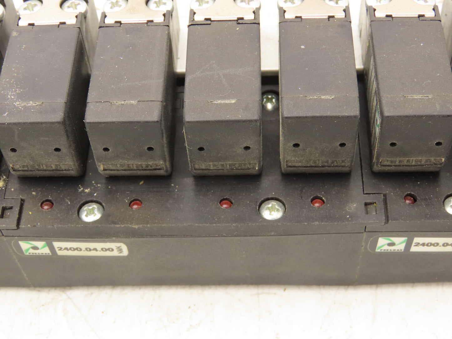 Pneumax OMRB213 Pneumatic Air Manifold Assembly 16 Valves 24vdc 145psi