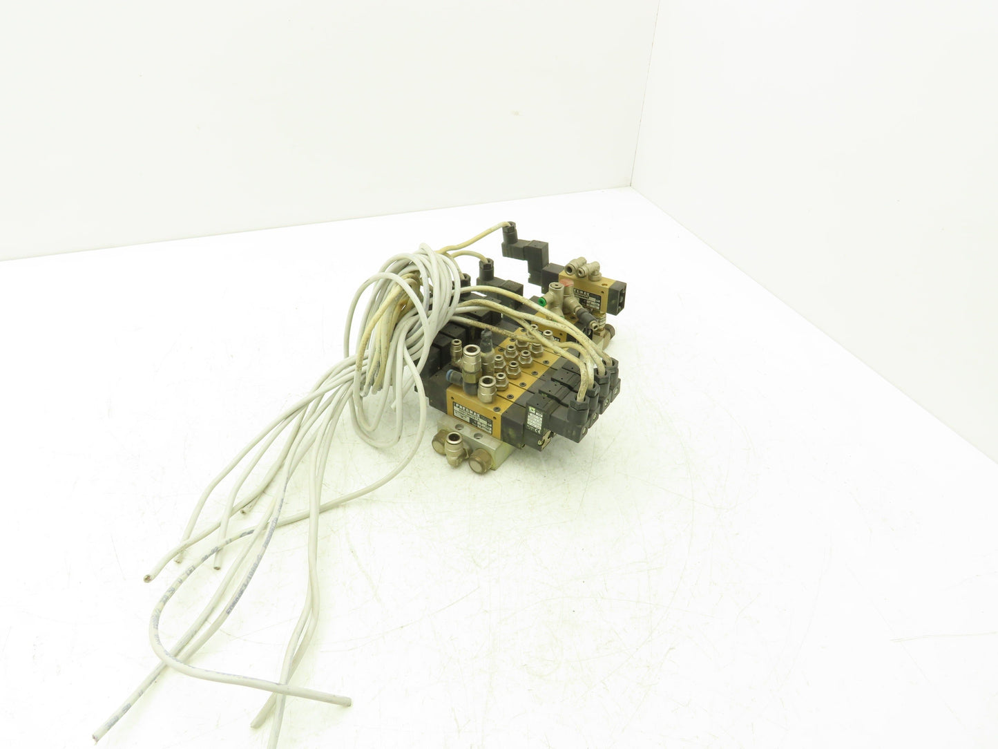 Pneumax Pneumatic 8-Station N331.0A Solenoid Valve Bank 24V