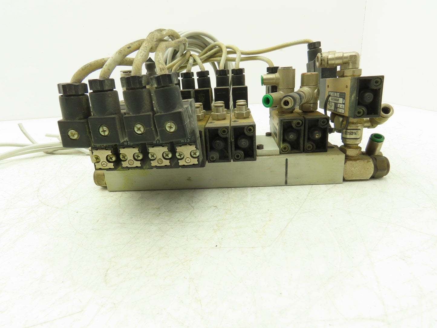 Pneumax Pneumatic 8-Station N331.0A Solenoid Valve Bank 24V