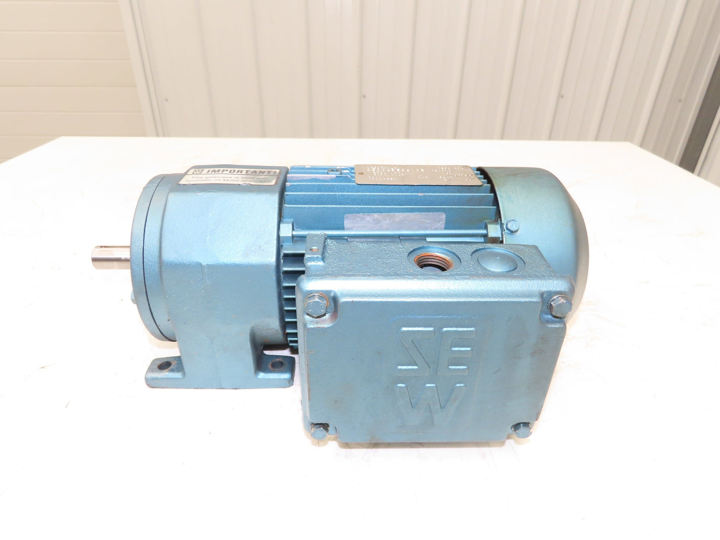 Sew-Eurodrive R32DT80N4 Inline Gearmotor 5.3:1 Reducer 321rpm 1Hp 230/460V