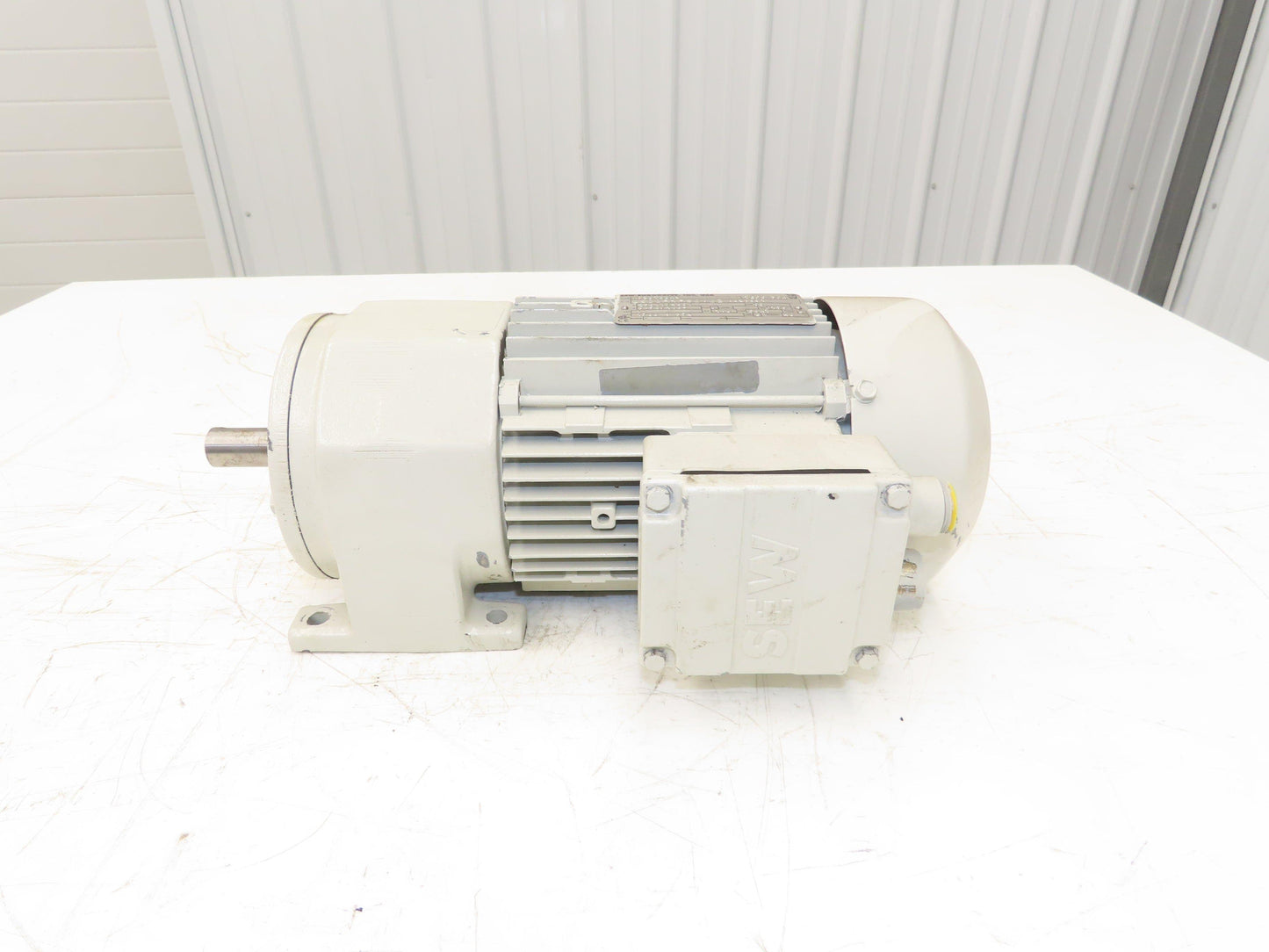 Sew-Eurodrive R32DT80N4 Inline Gearmotor 4.5:1 Reducer 374rpm 1Hp 230/460V 3PH