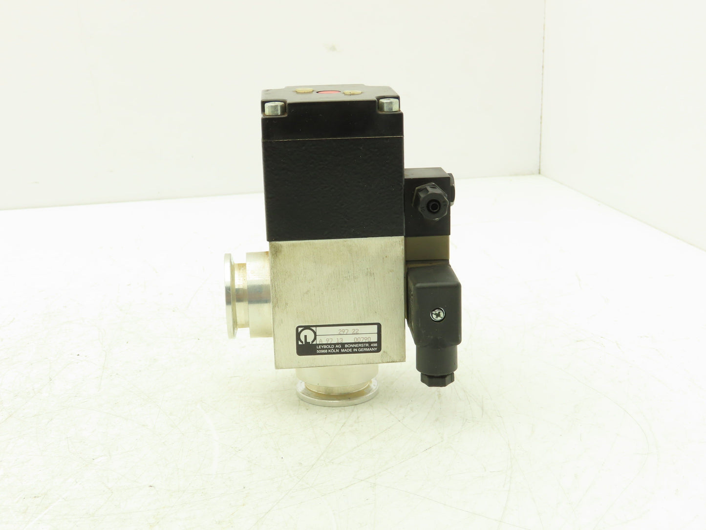Leybold 297 22 Vacuum Valve 90° Right Angle 0.9" ID