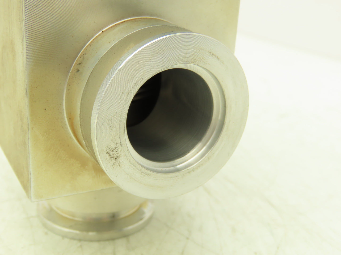 Leybold 297 22 Vacuum Valve 90° Right Angle 0.9" ID