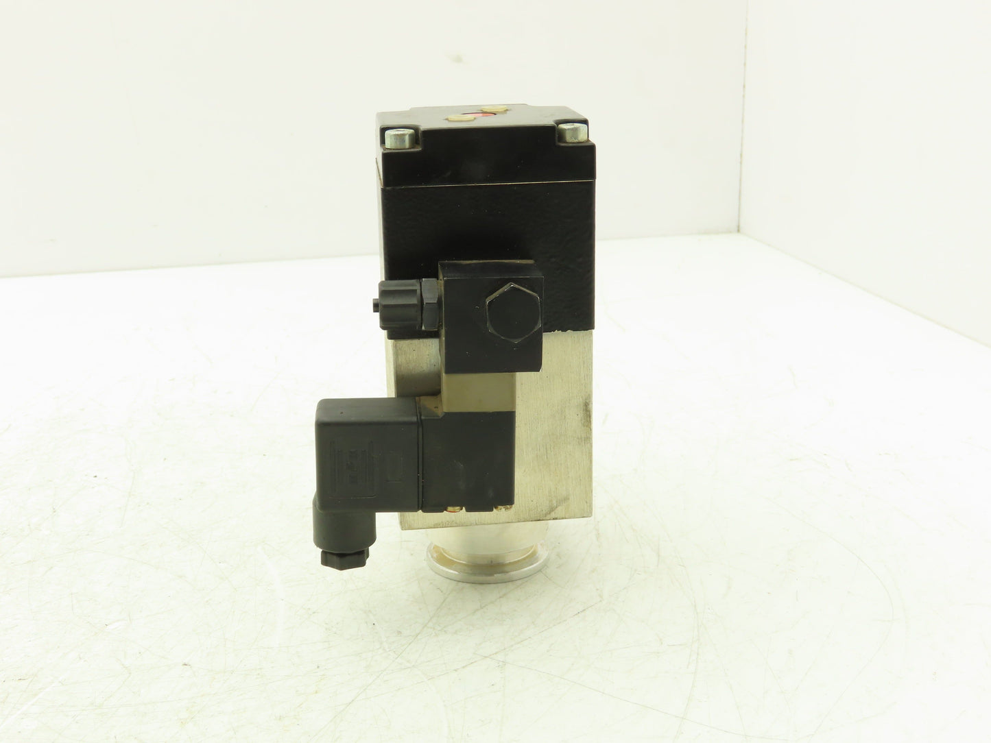 Leybold 297 22 Vacuum Valve 90° Right Angle 0.9" ID