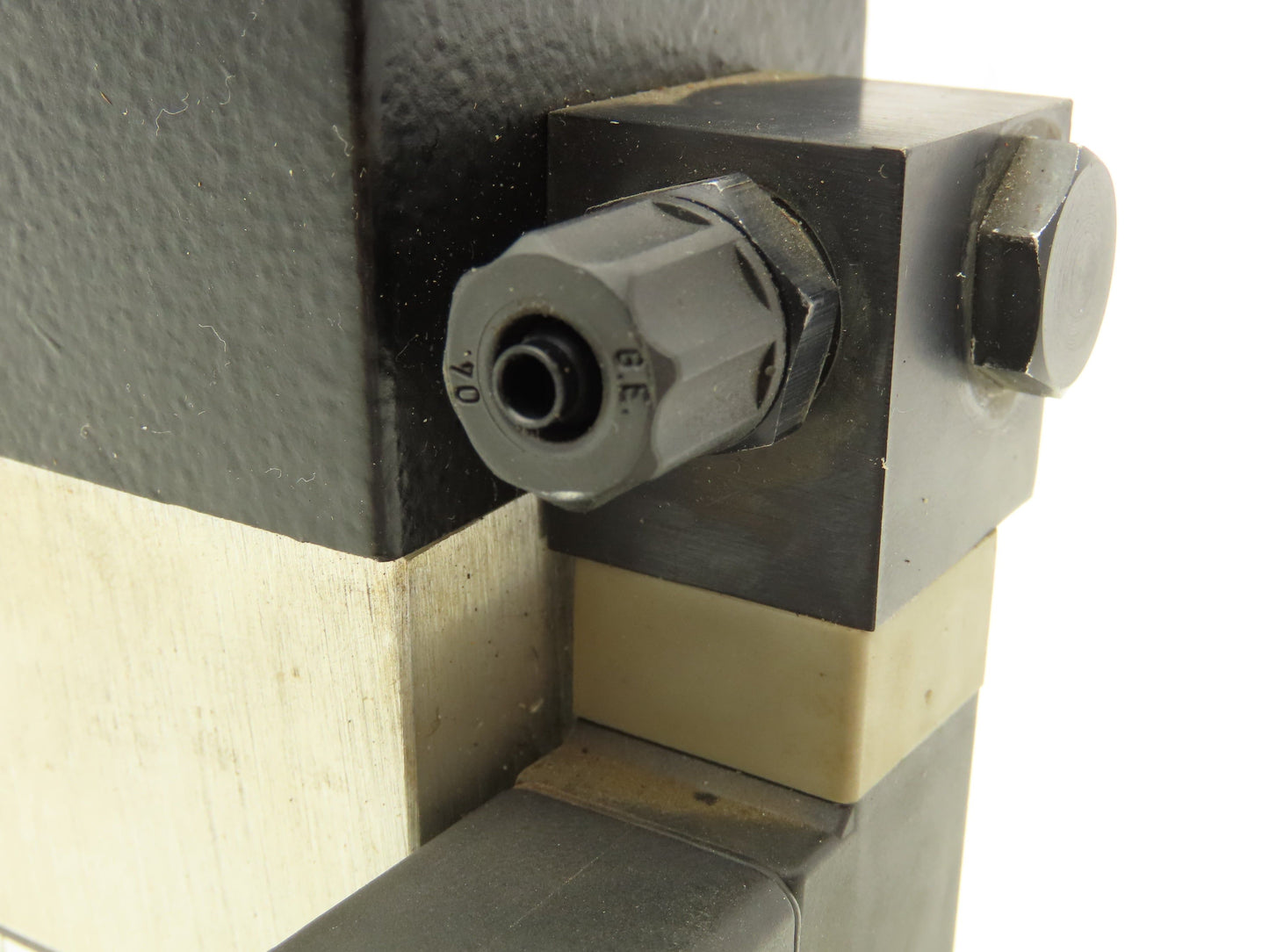 Leybold 297 22 Vacuum Valve 90° Right Angle 0.9" ID