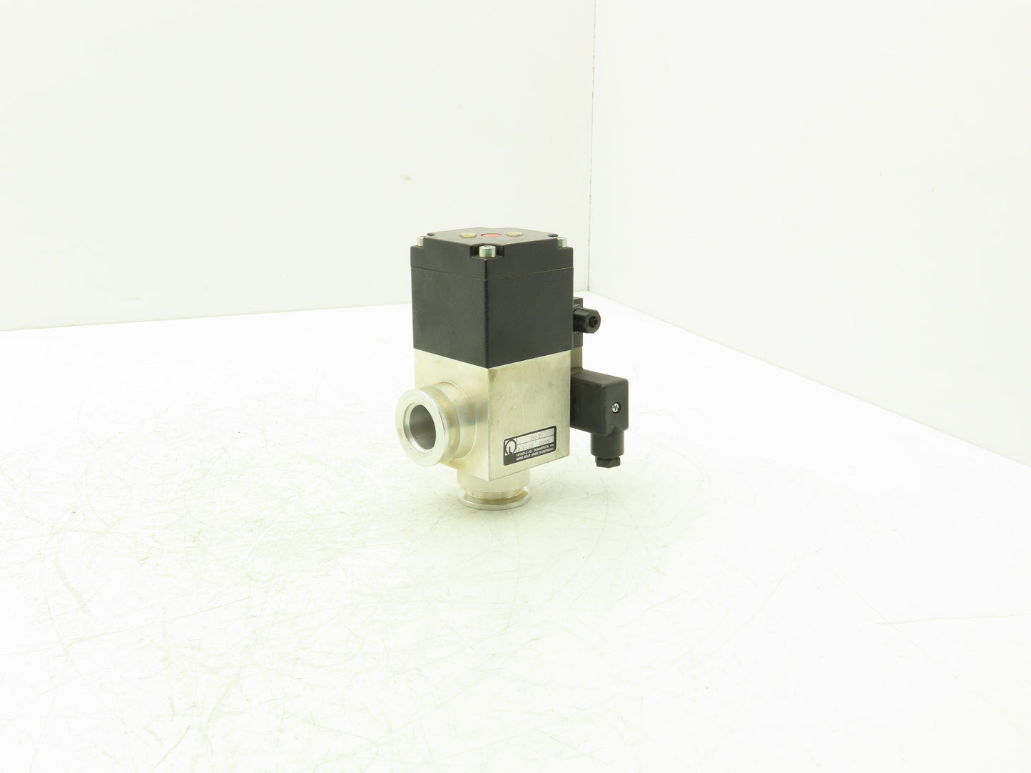 Leybold 297 22 Vacuum Valve 90° Right Angle 0.9" ID