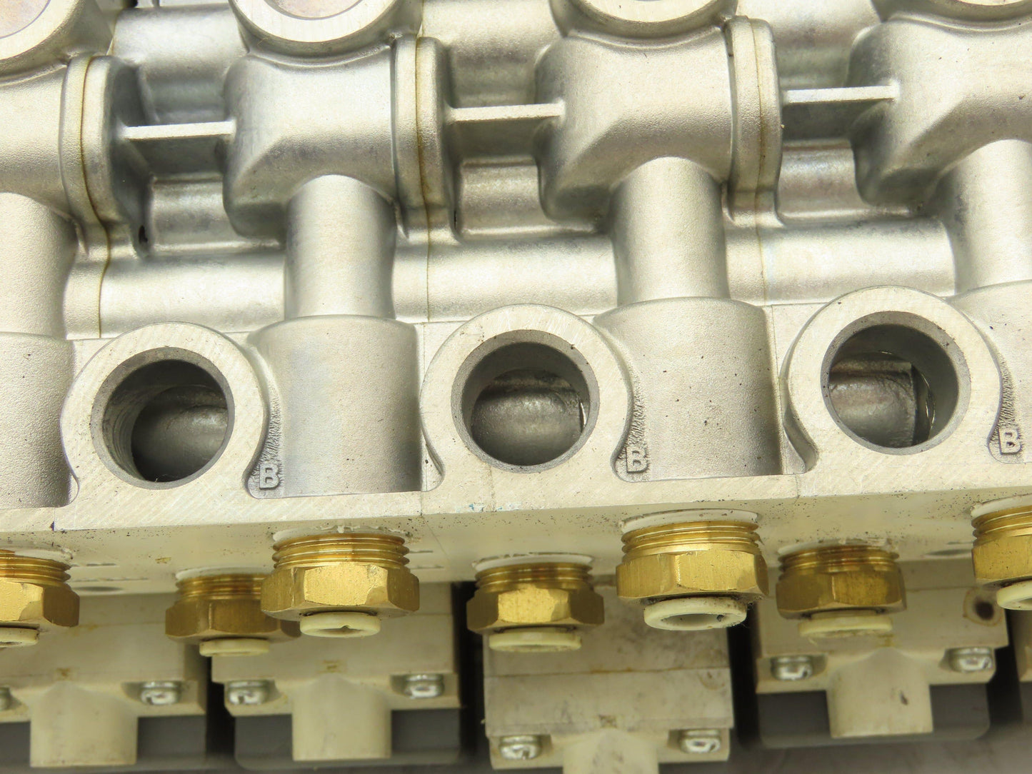 SMC VQ7-6-FG-D-3Z Double Solenoid Valve 7-Station Manifold Assy 5/2-way 24VDC