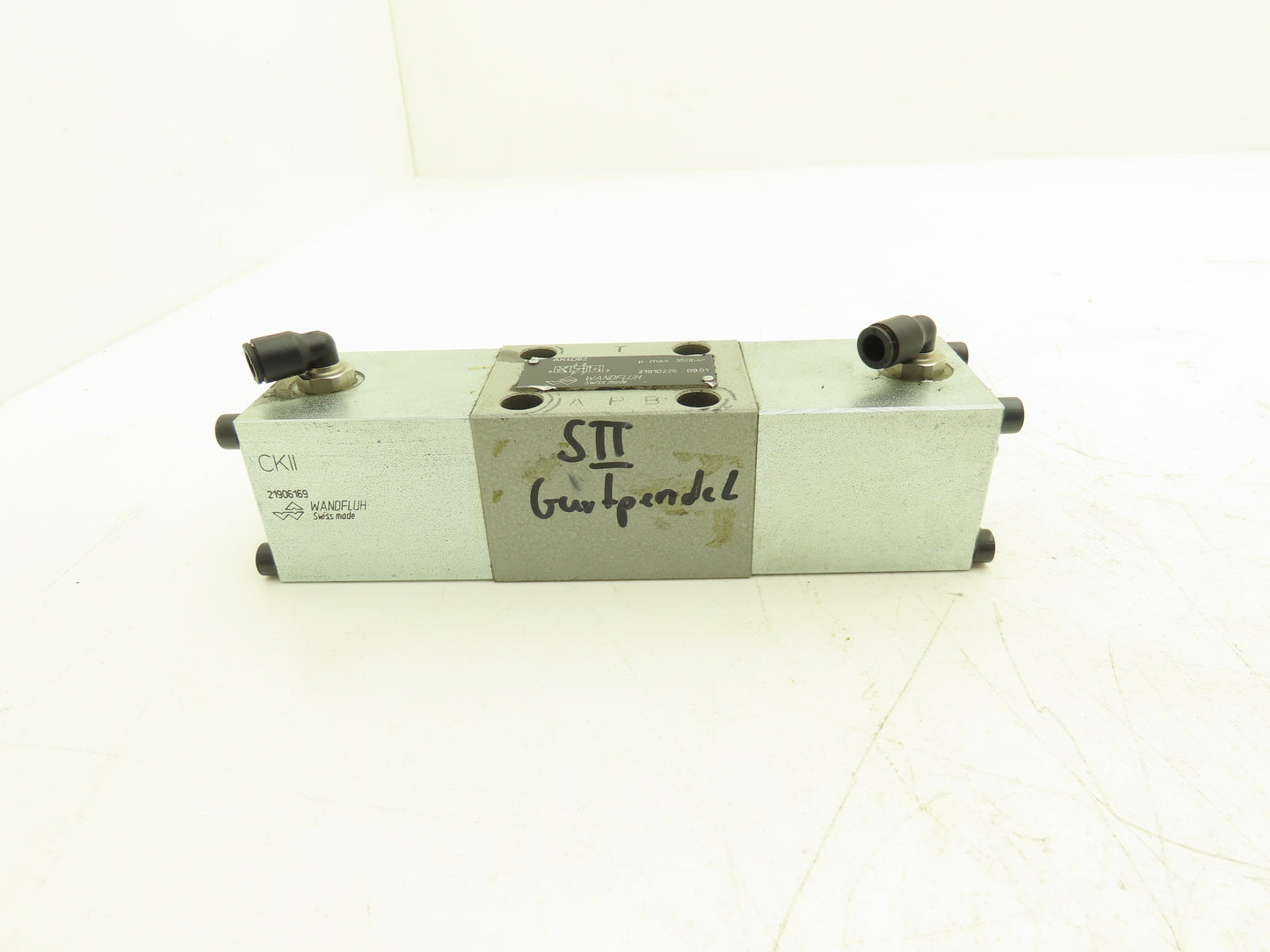 Wandfluh AK4D62 Pneumatic Solenoid Operated Hydraulic 4/3 Spool Valve 5000 PSI