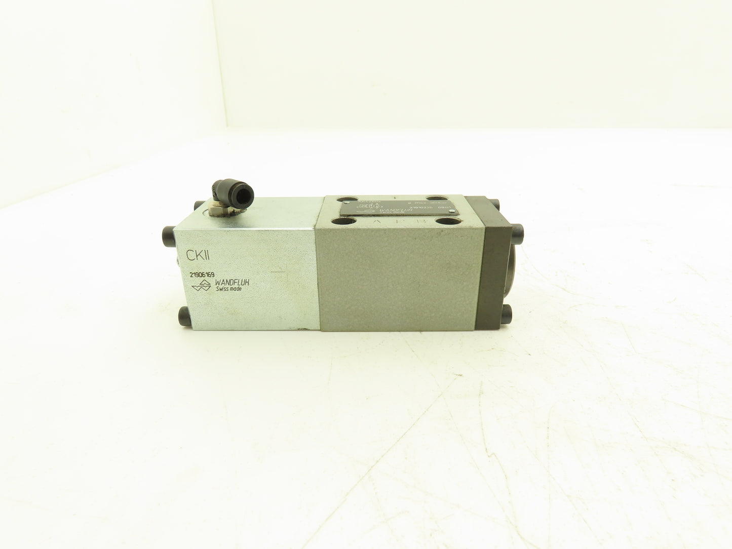 Wandfluh AK4Z60A Pneumatic Solenoid Operated Hydraulic 4/2 Spool Valve 5000 PSI
