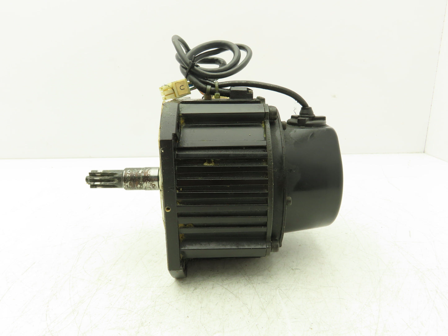 Yaskawa UTSAE-B17BB AC Servo Motor 0.55kW 2000rpm 200v with 2-3/4" Shaft