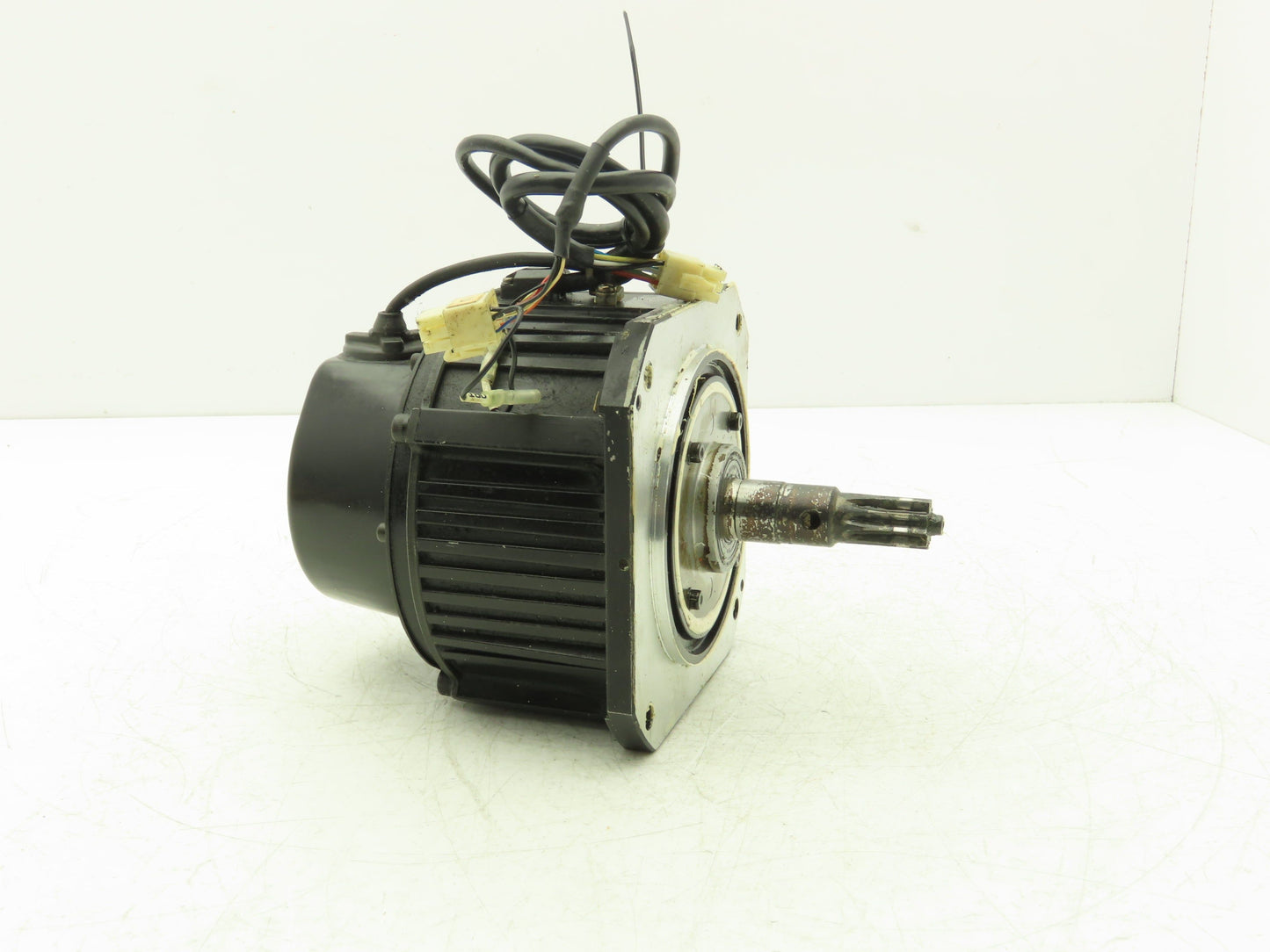 Yaskawa UTSAE-B17BB AC Servo Motor 0.55kW 2000rpm 200v with 2-3/4" Shaft