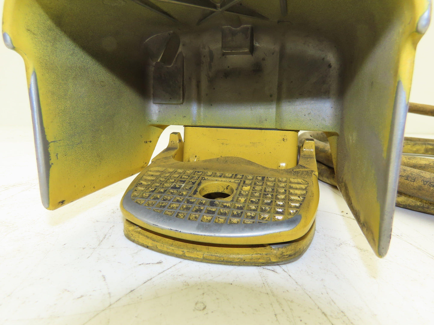 Square D 9002-AW2 Foot Switch Pedal Safety Guard Yellow 600V 13' Cord *READ