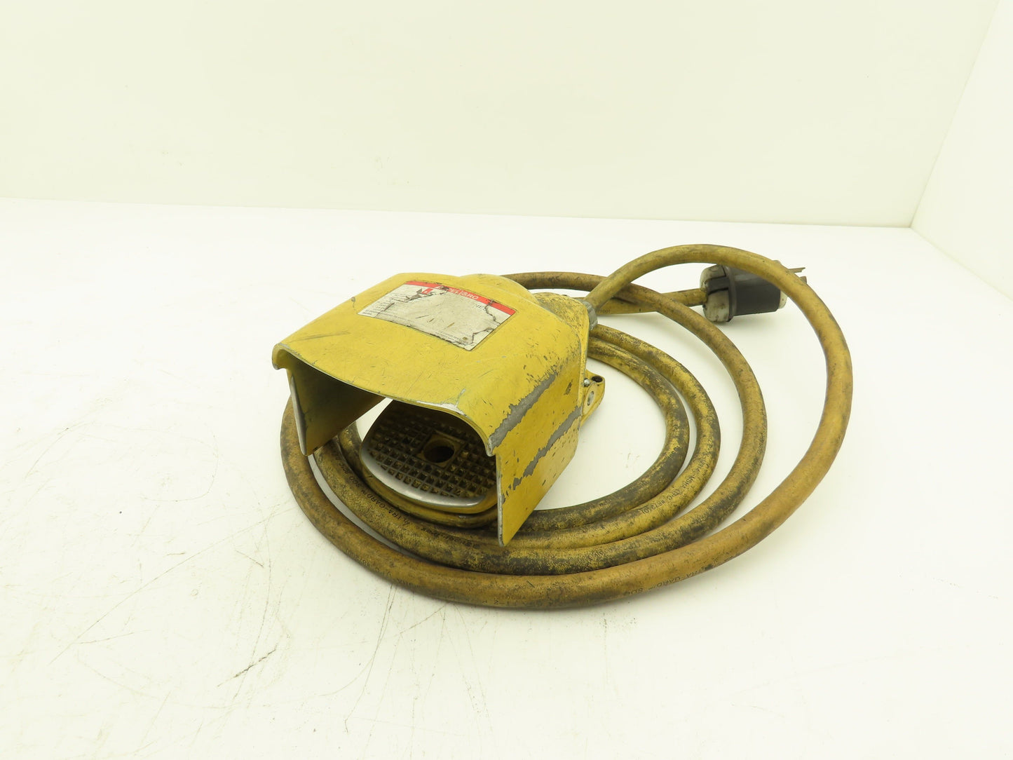 Square D 9002-AW2 Foot Switch Pedal Safety Guard Yellow 600V 13' Cord *READ
