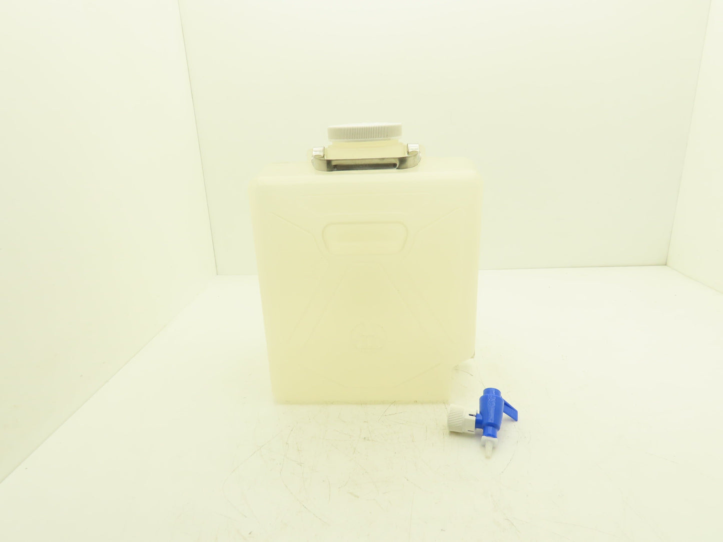 Nalgene 2321-0050 Autoclavable Rectangular Carboy With Spigot 20L Capacity