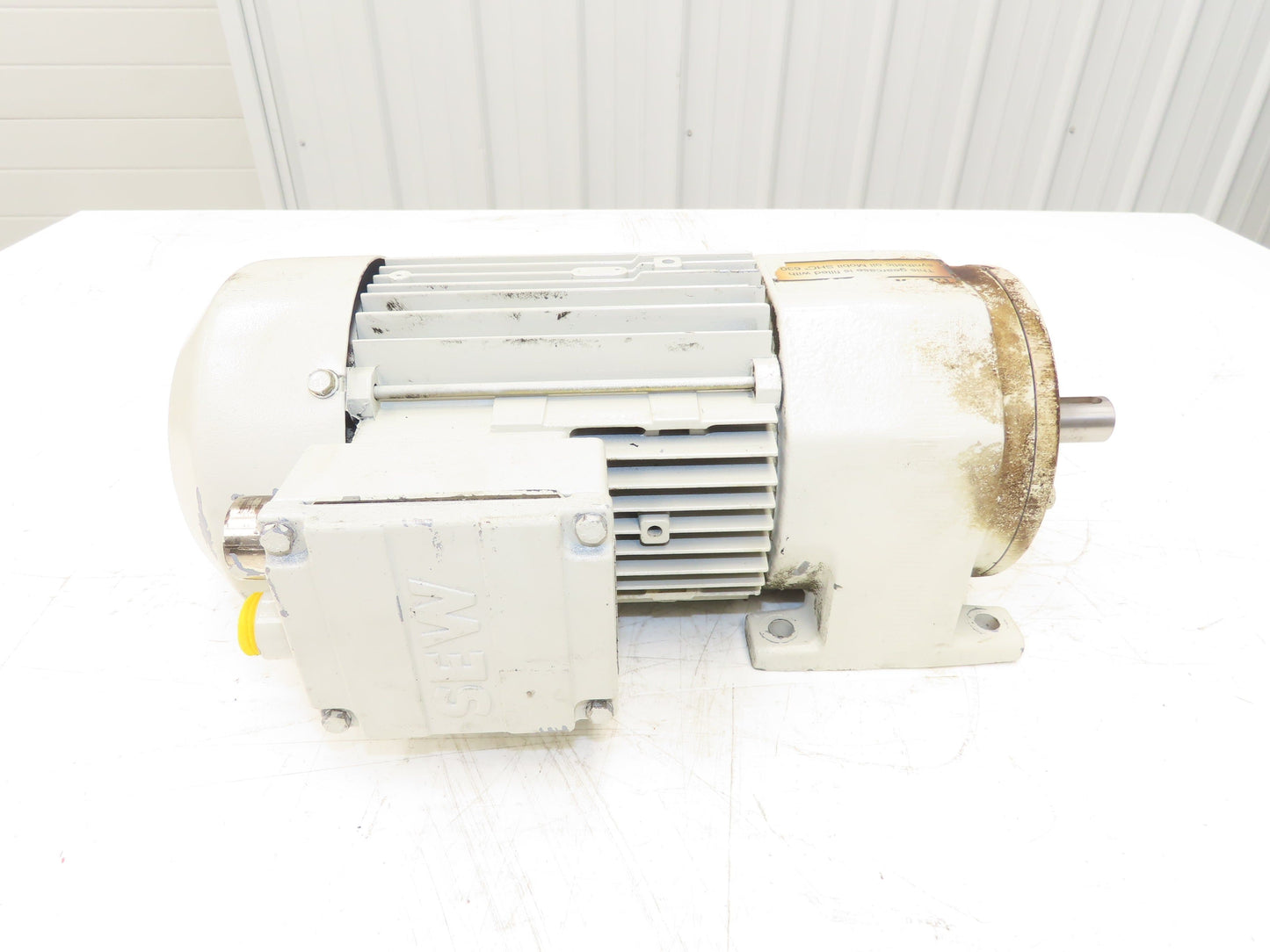Sew-Eurodrive R32DT80N4 Inline Gearmotor 4.5:1 Reducer 374rpm 1Hp 230/460V 3PH
