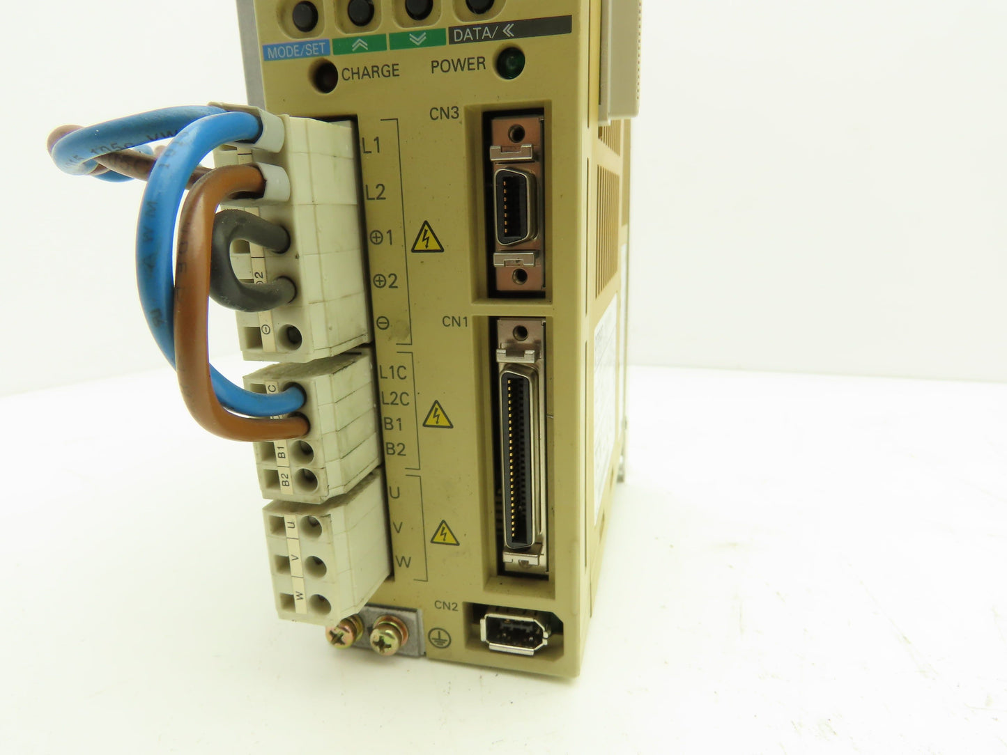 Omron R88D-WT04H AC Servo Drive 200-230V 1PH 5.5A Input 0-230V 3ph 2.8A Output