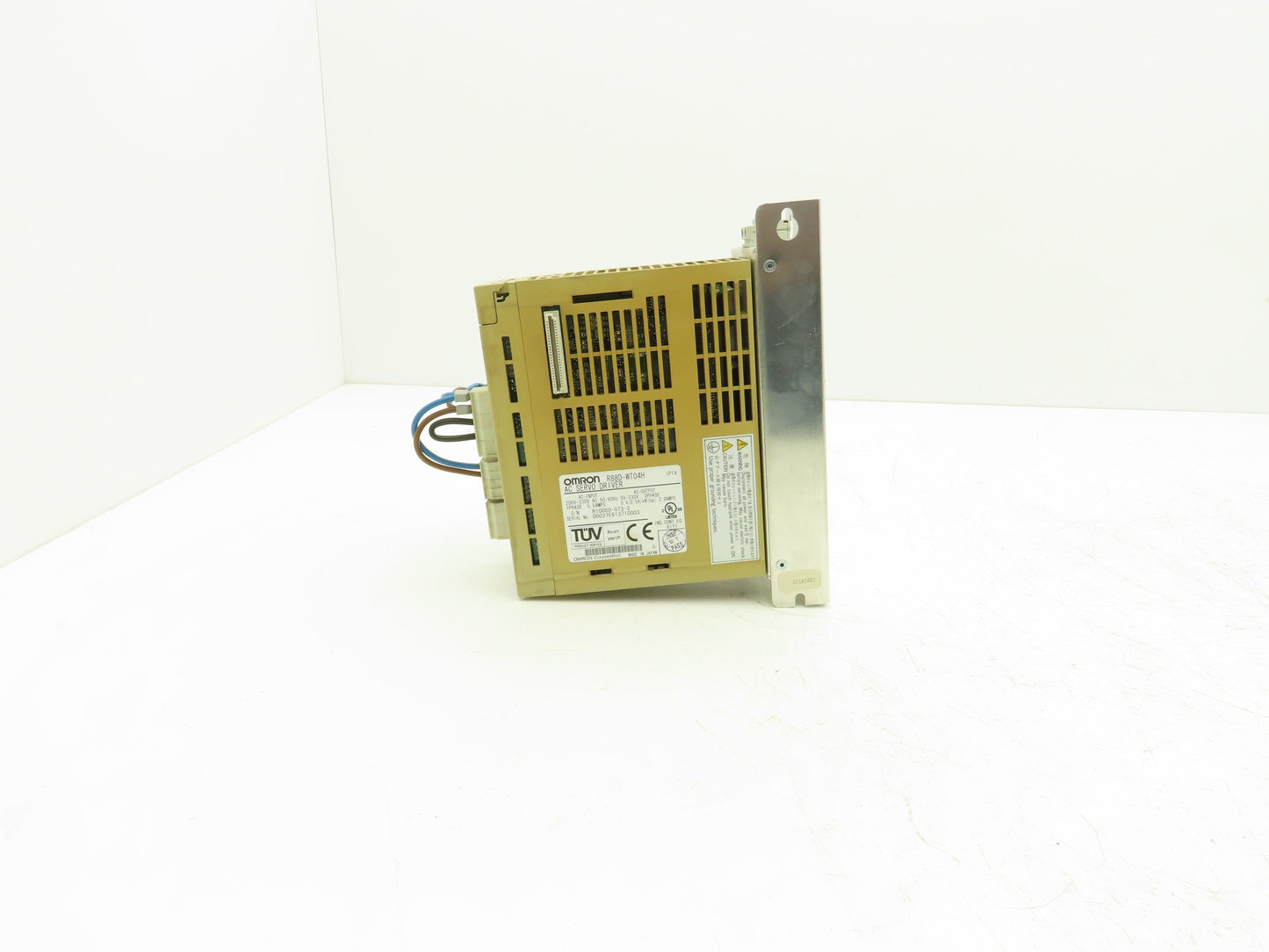 Omron R88D-WT04H AC Servo Drive 200-230V 1PH 5.5A Input 0-230V 3ph 2.8A Output