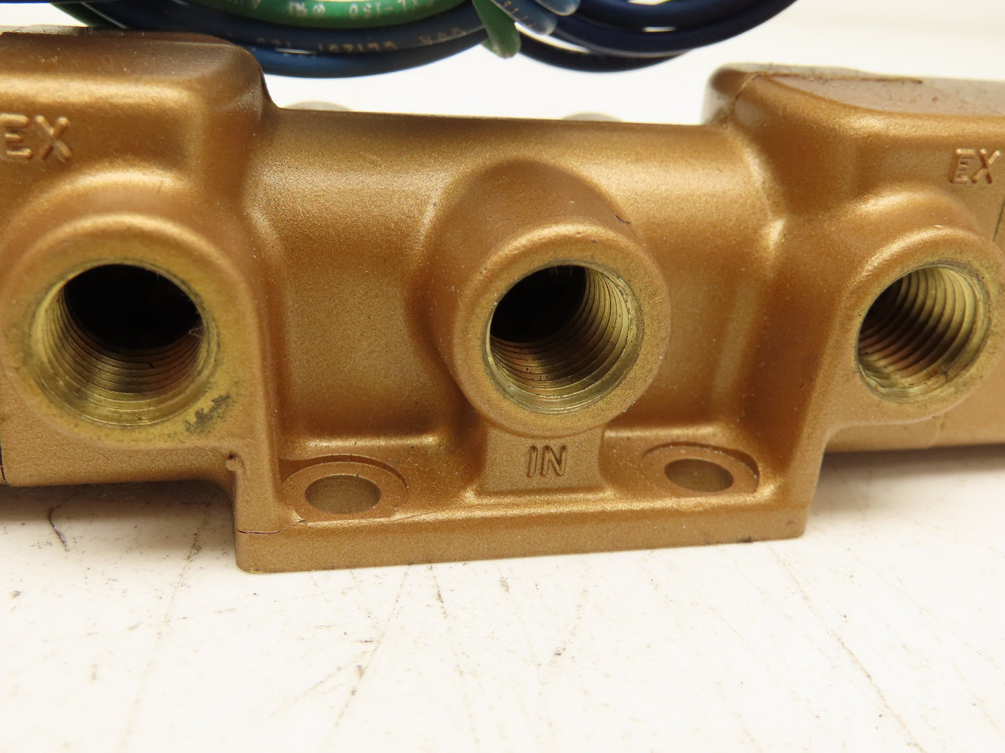 Versa VXX-4324-H-XX-3BC10 Pneumatic Solenoid Valve 4 Way 3 Position 1/2"NPT 120V