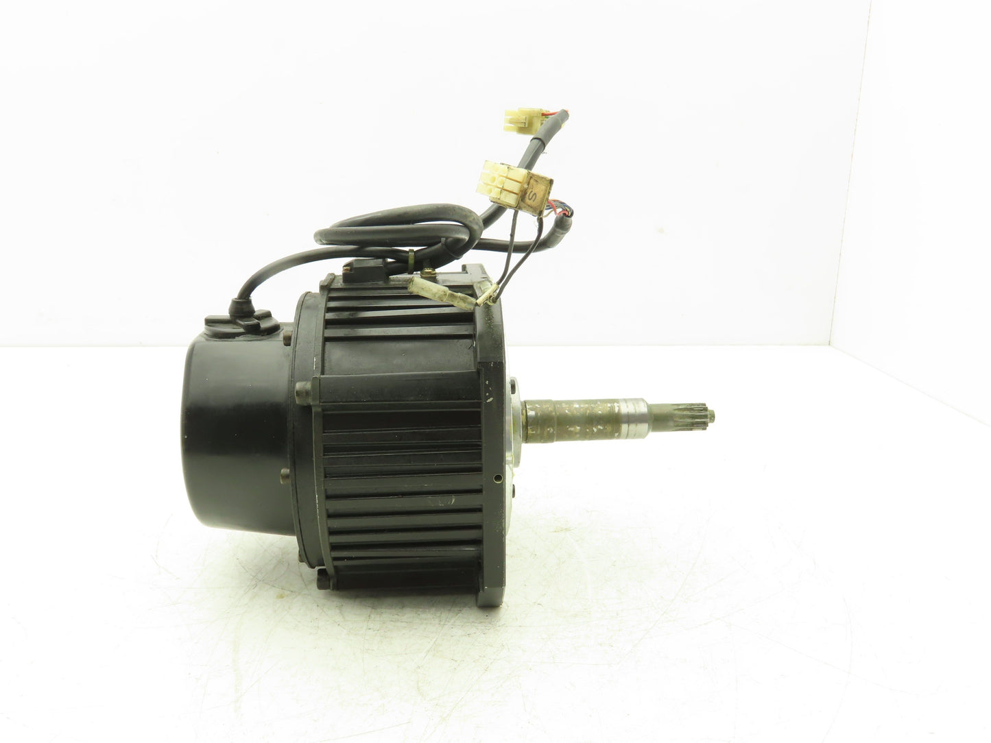 Yaskawa UTSAE-B17BB AC Servo Motor 0.55kW 2000rpm 200v with 3-3/4" Shaft
