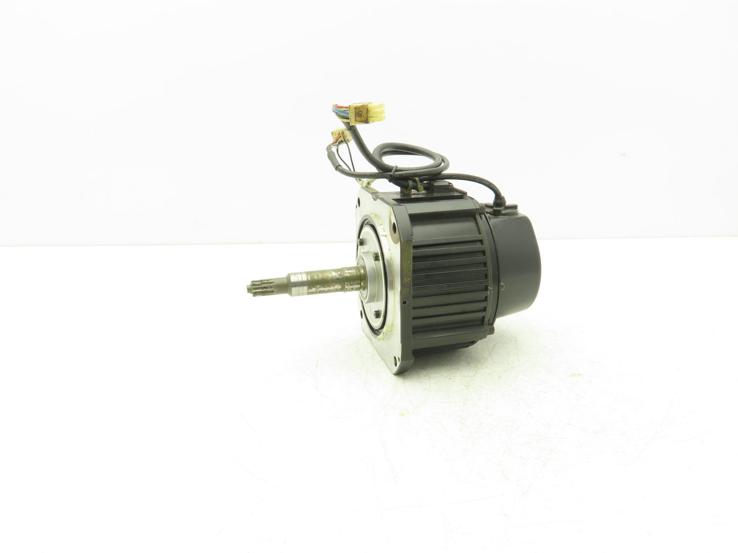 Yaskawa UTSAE-B17BB AC Servo Motor 0.55kW 2000rpm 200v with 3-3/4" Shaft