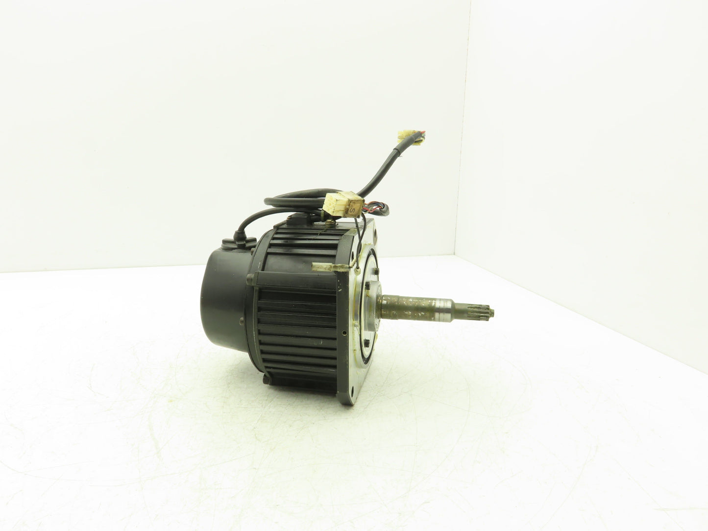 Yaskawa UTSAE-B17BB AC Servo Motor 0.55kW 2000rpm 200v with 3-3/4" Shaft